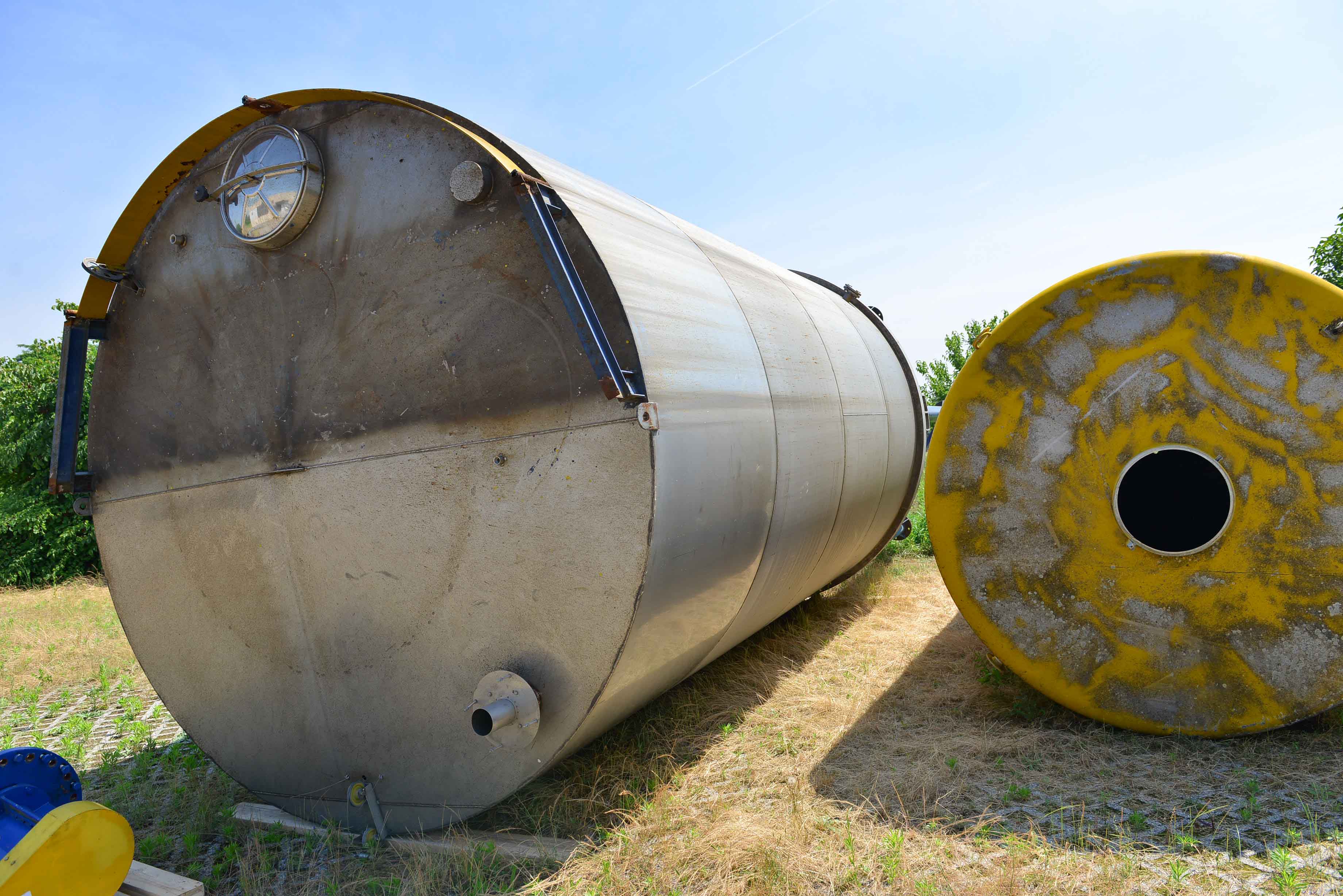 Usato Serbatoio verticale da 53 mc con agitatore interno