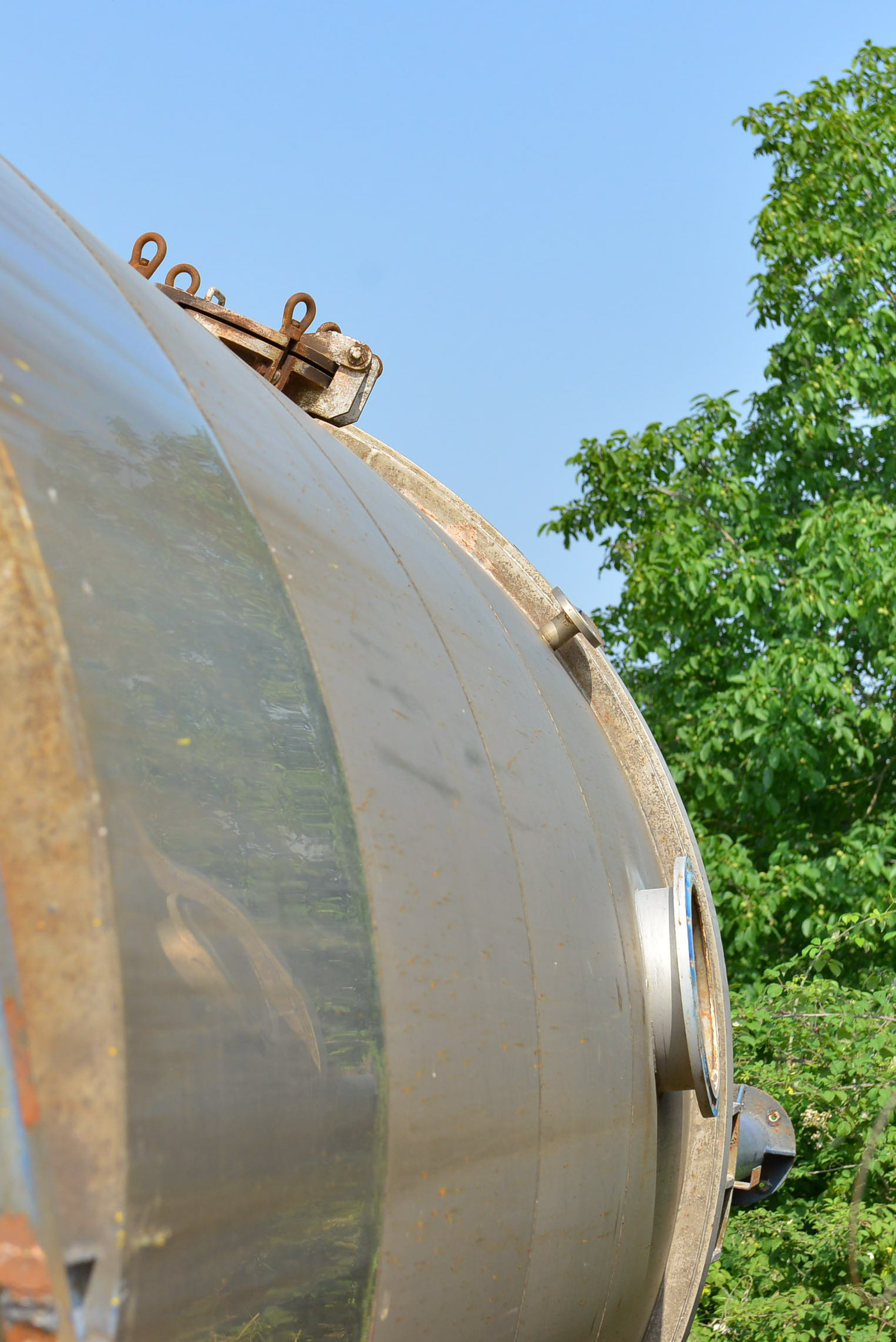 Usato Serbatoio verticale 53 m3 in acciaio inox AISI304, agitatore laterale