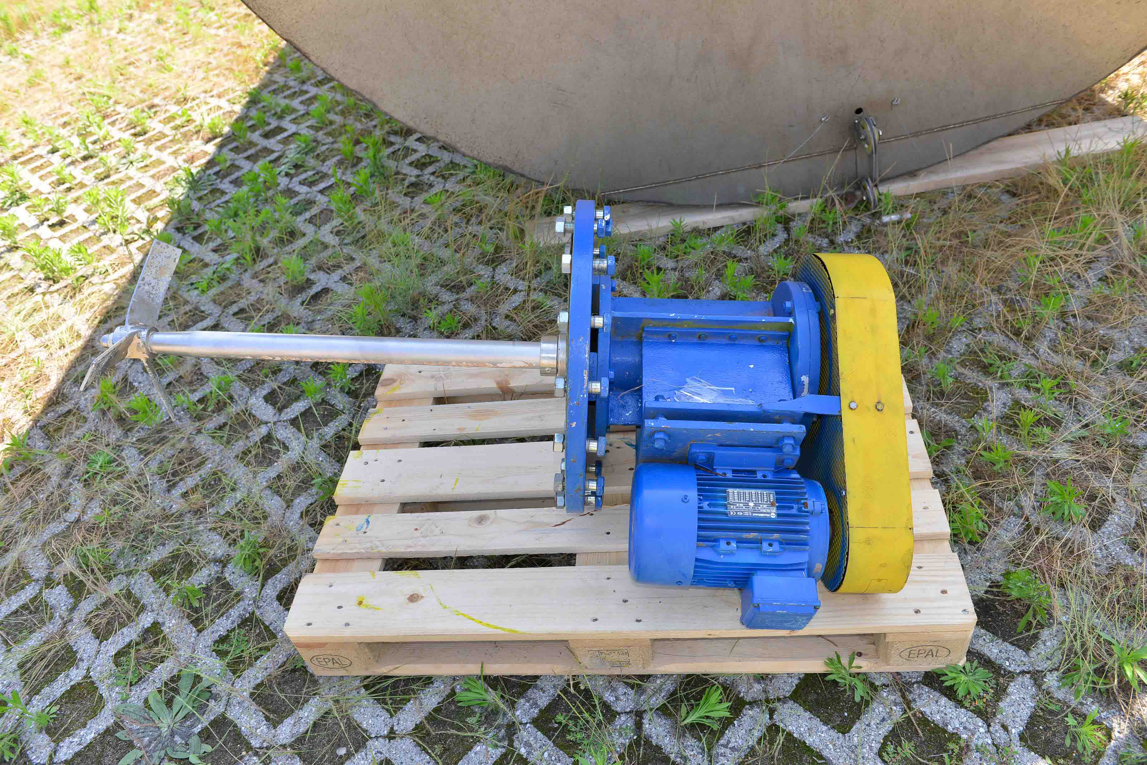 Usato Serbatoio verticale da 53 mc con agitatore interno