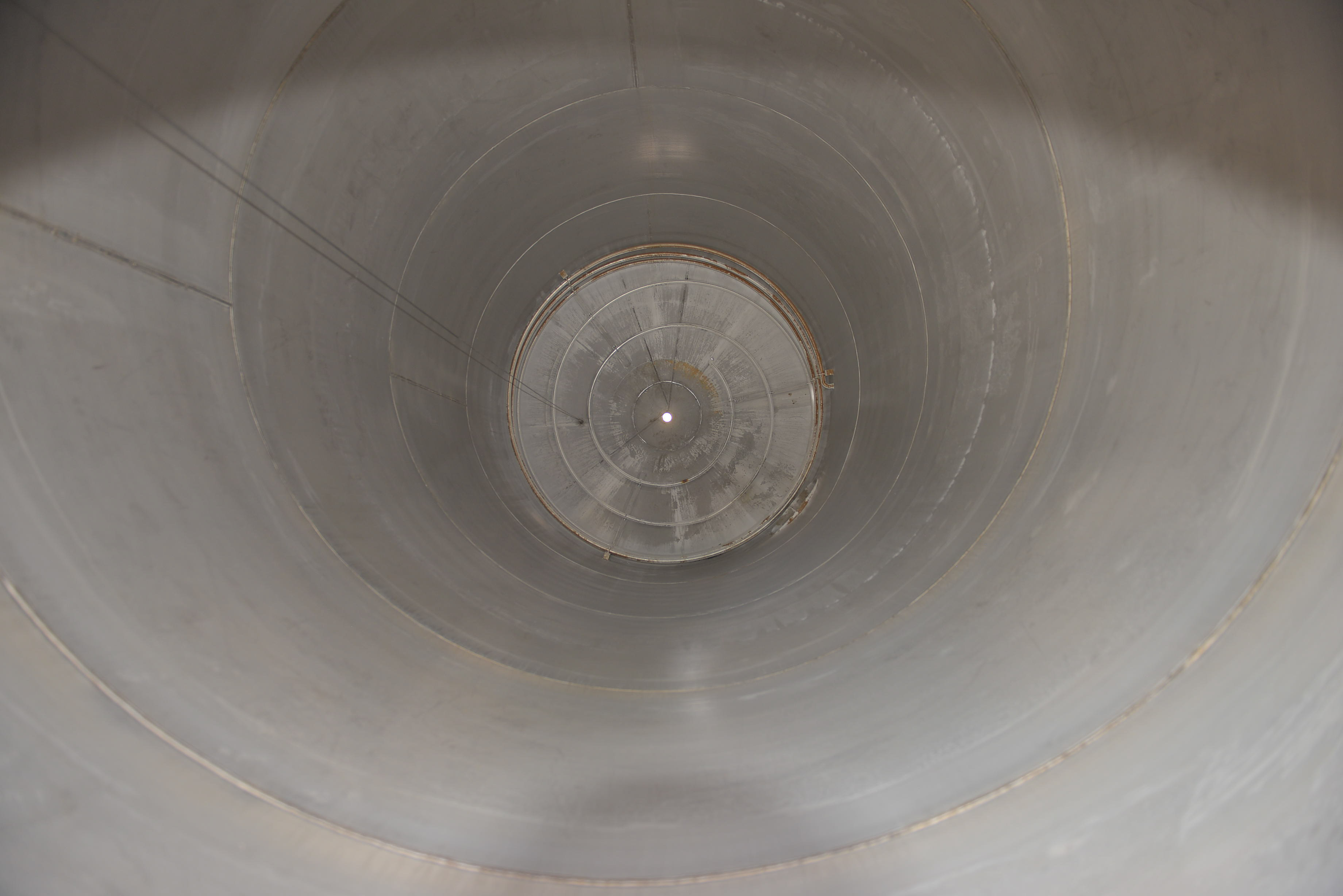 Usato Serbatoio verticale da 32 m3 con serpentino interno