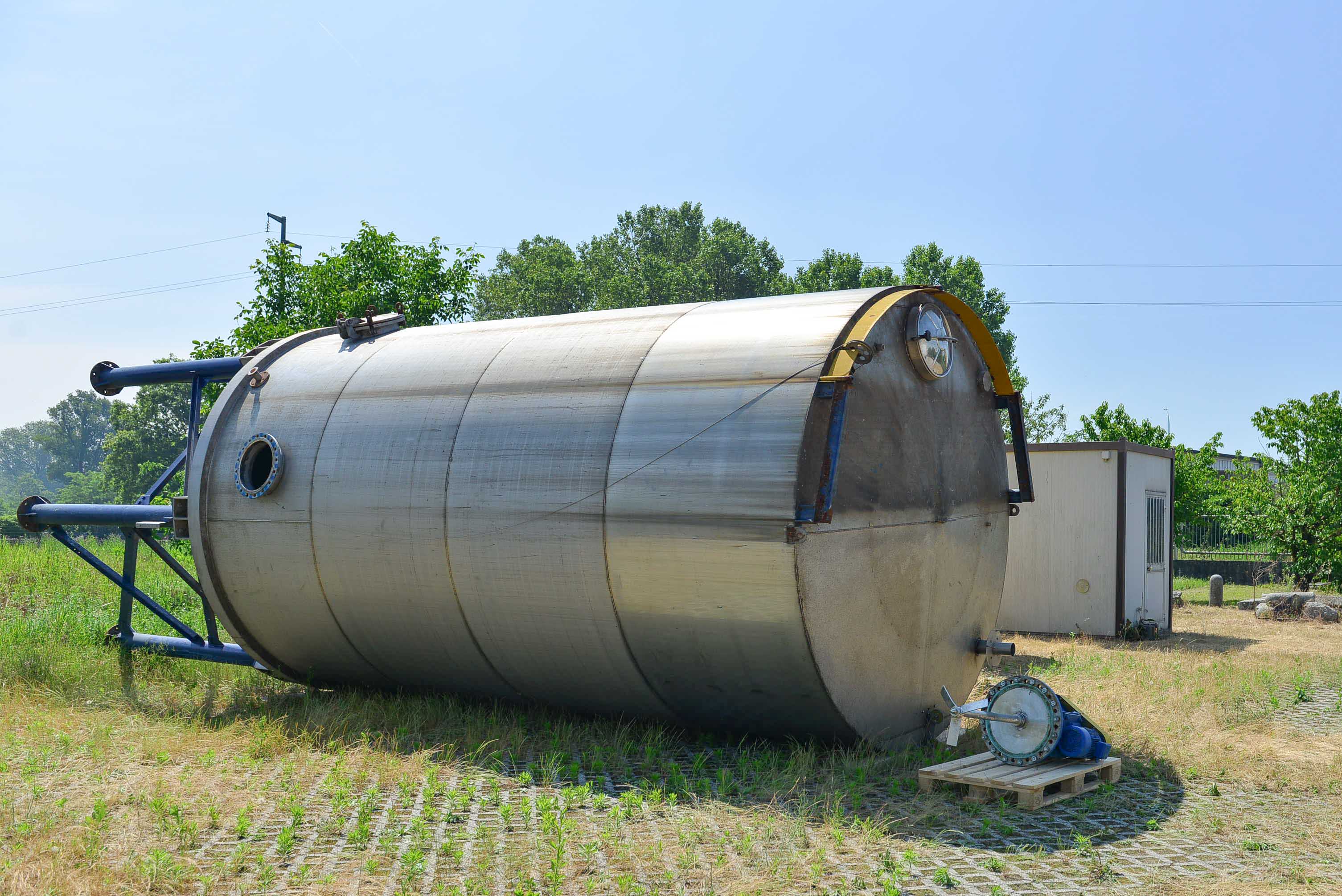 Usato Serbatoio verticale da 53 mc con agitatore interno