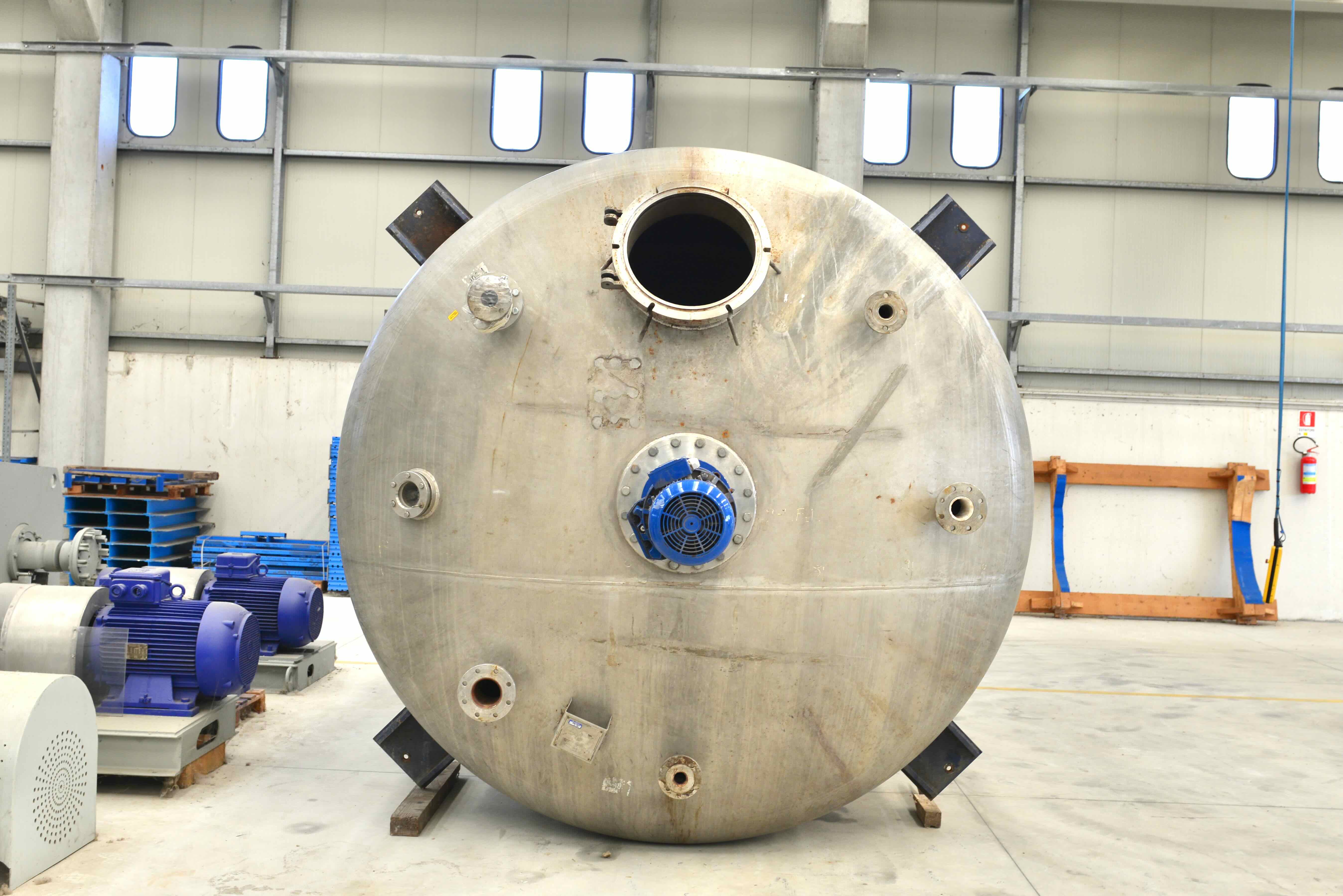 Used Reattore da 28.000 litri con serpentino interno