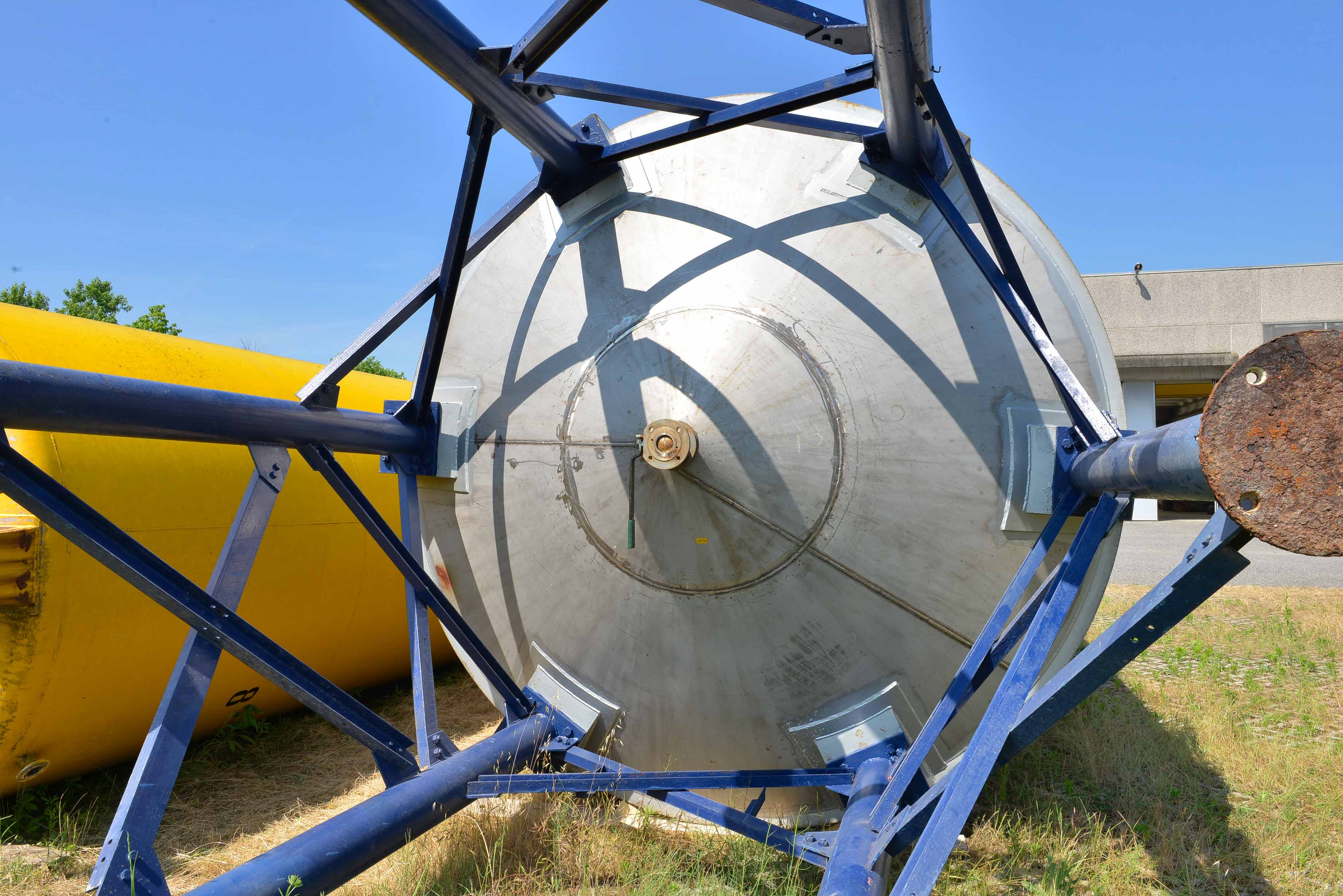 Usato Serbatoio verticale da 53 mc con agitatore interno