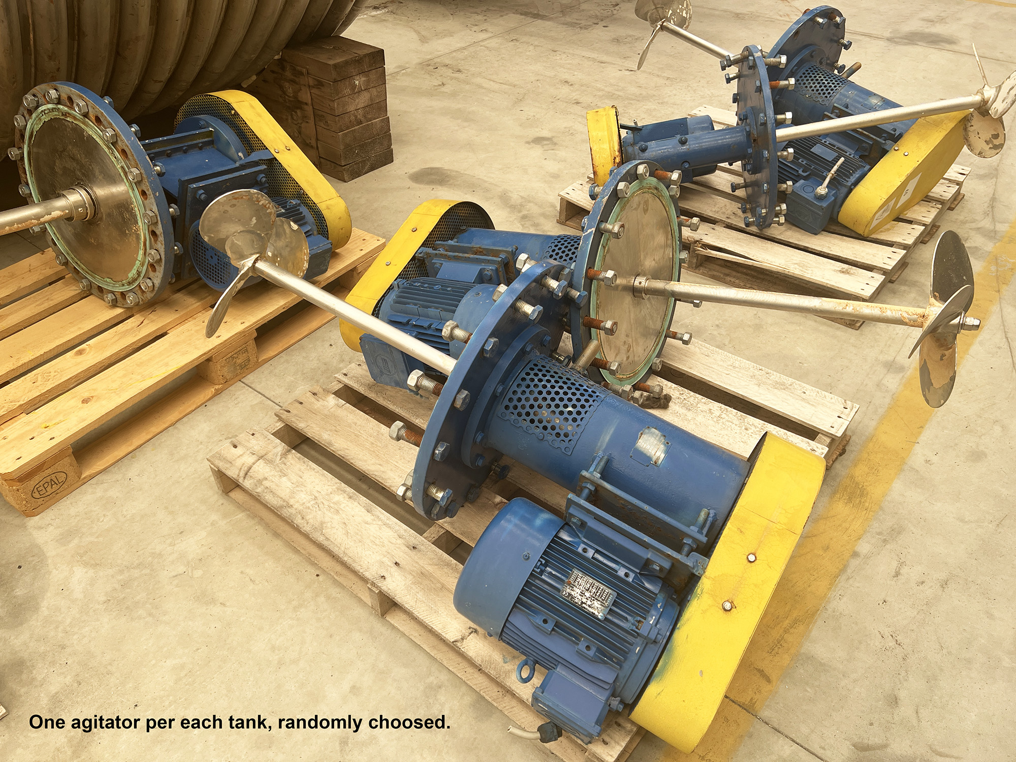 Usato Serbatoio verticale 53 m3 in acciaio inox AISI304, agitatore laterale