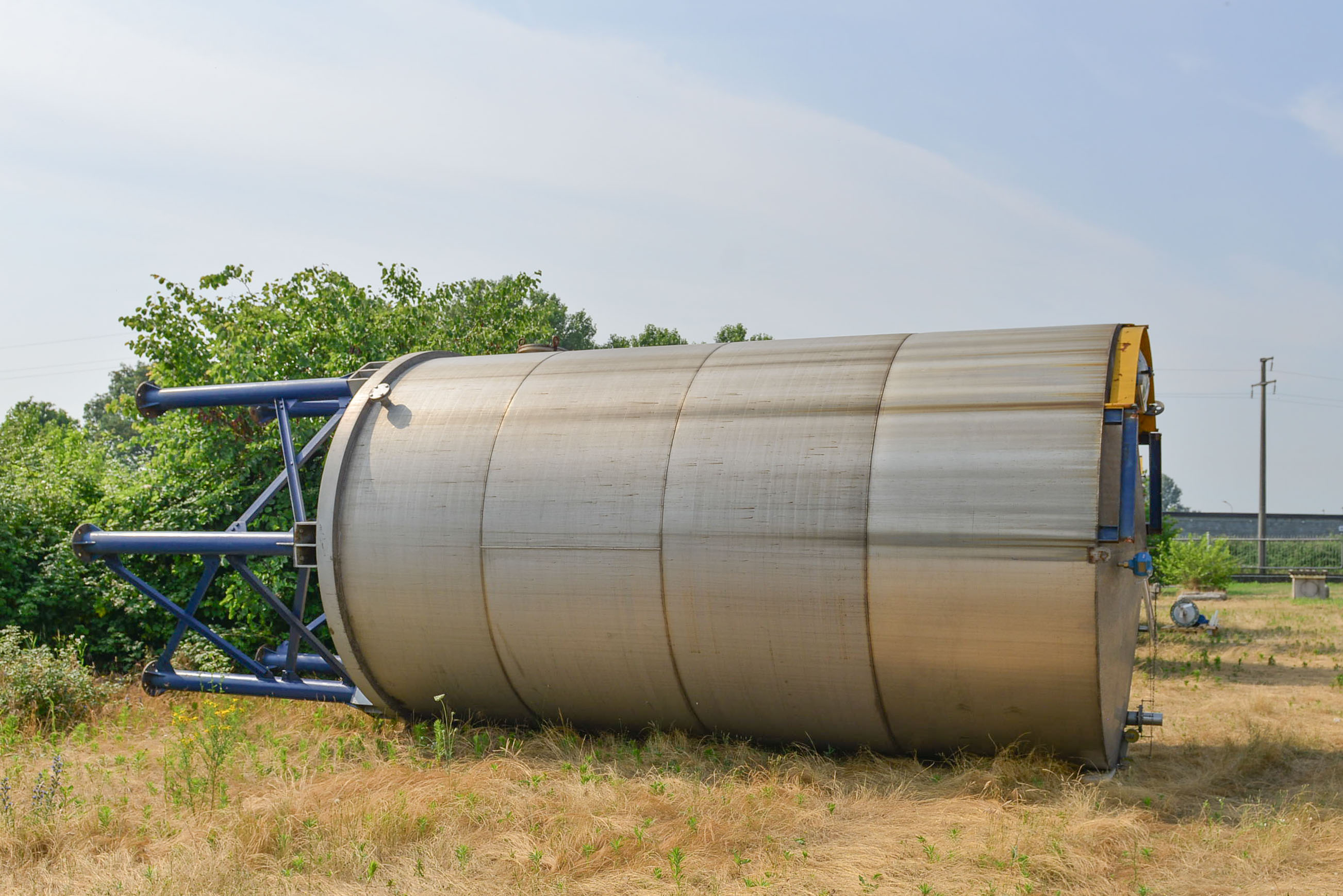 Usato Serbatoio verticale 53 m3 in acciaio inox AISI304, agitatore laterale