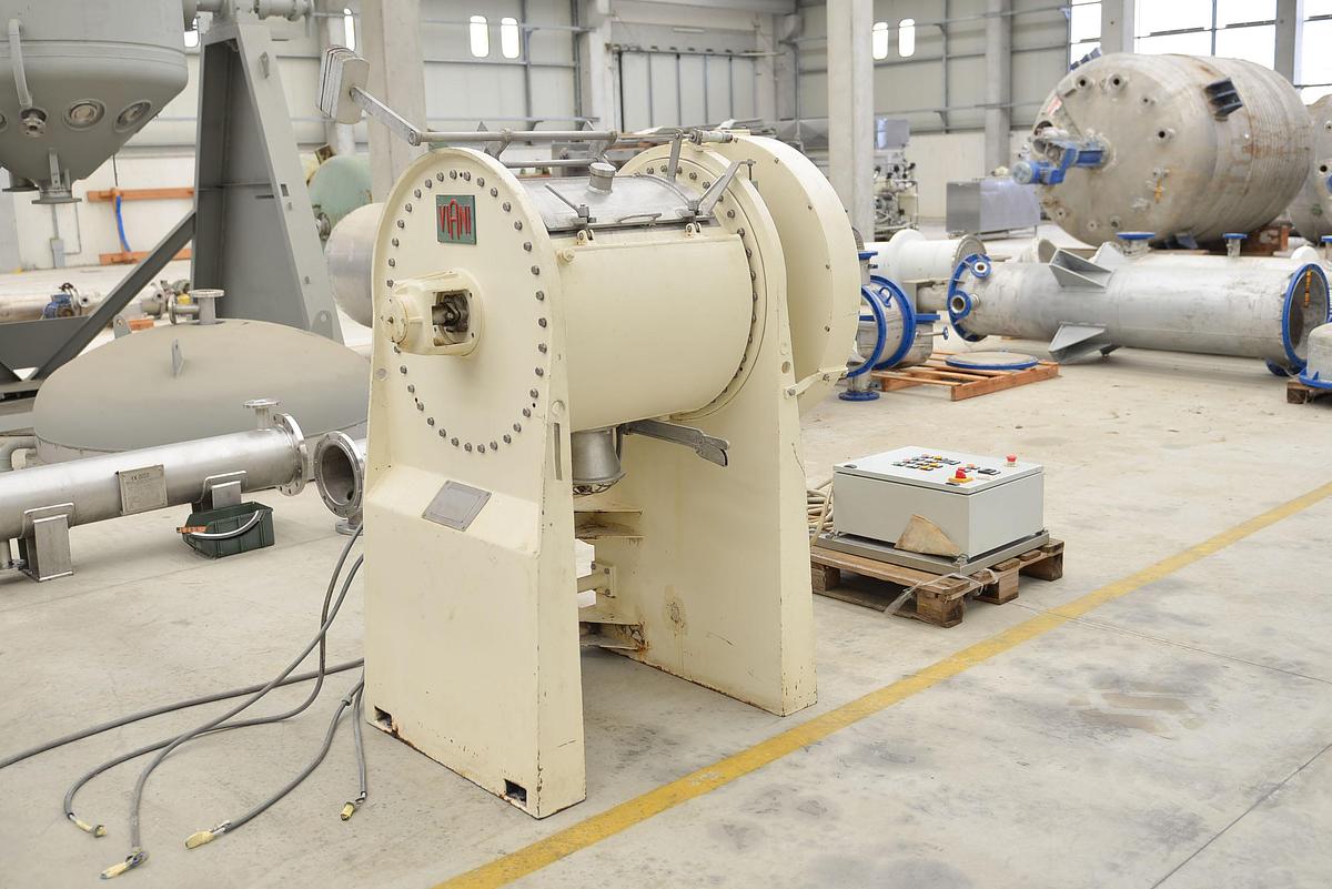 Usato Miscelatore per polveri incamiciato da 250 litri con chopper