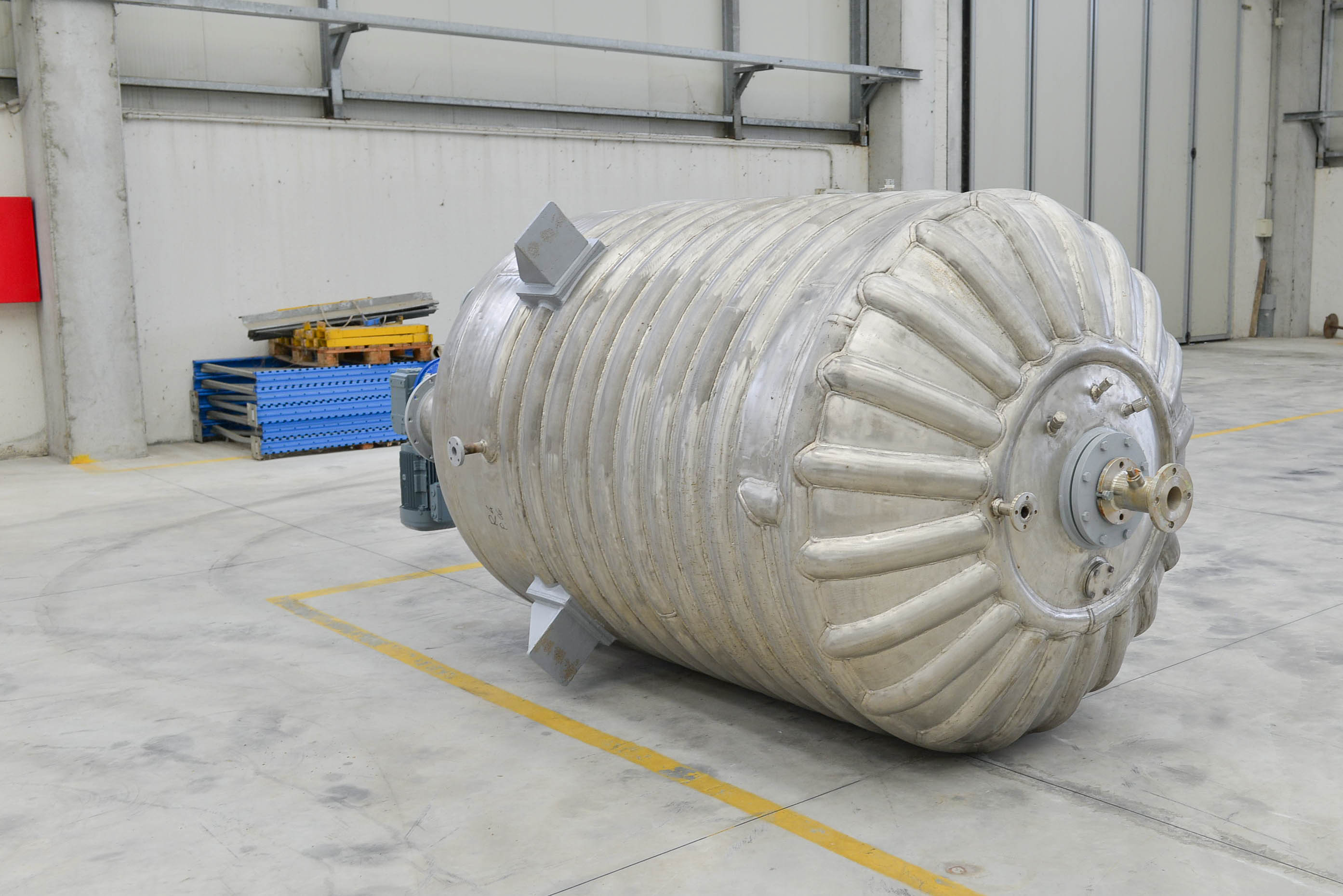 Usato Recipente agitato da 4.740 litri con semitubo esterno