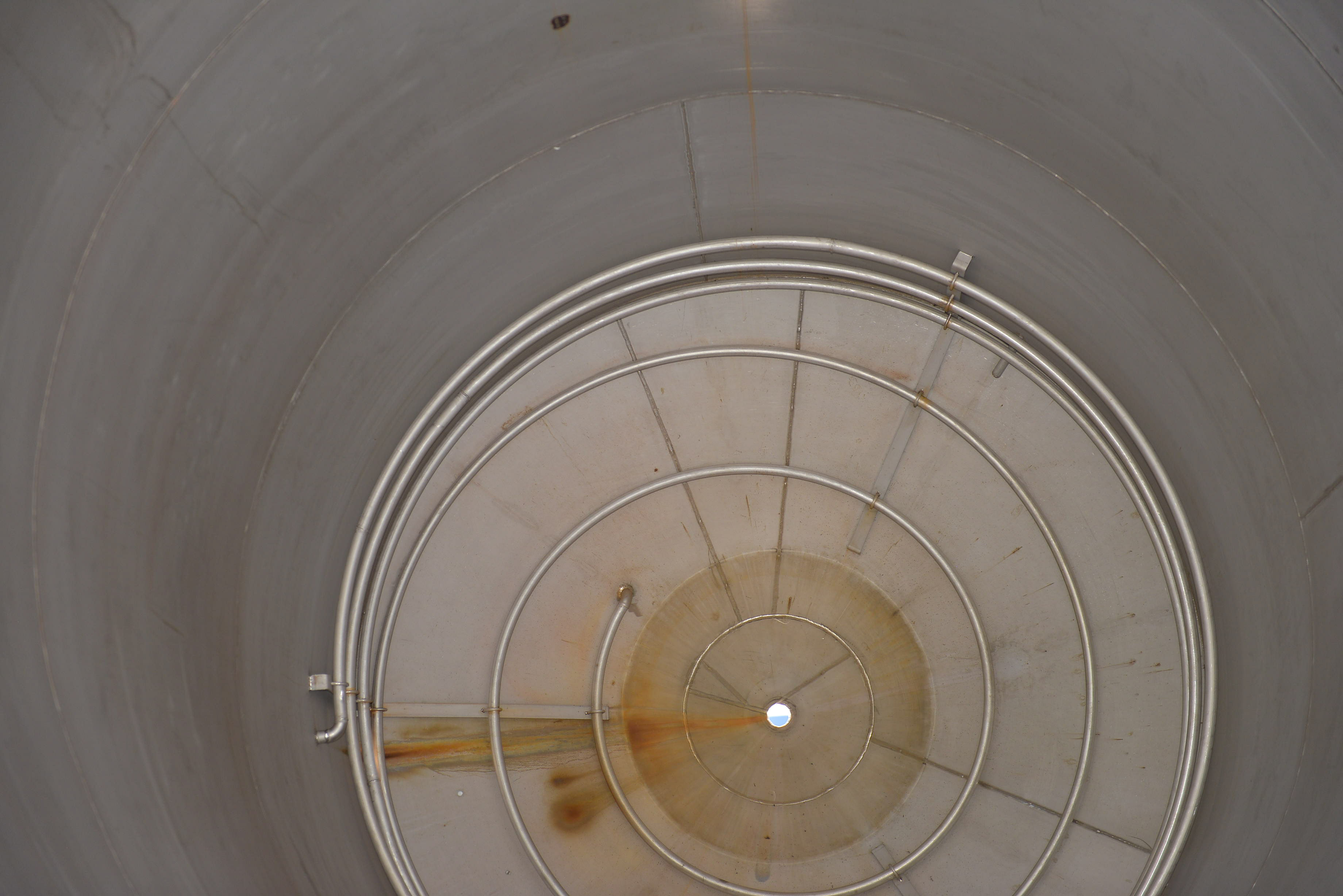 Usato Serbatoio verticale da 32 m3 con serpentino interno