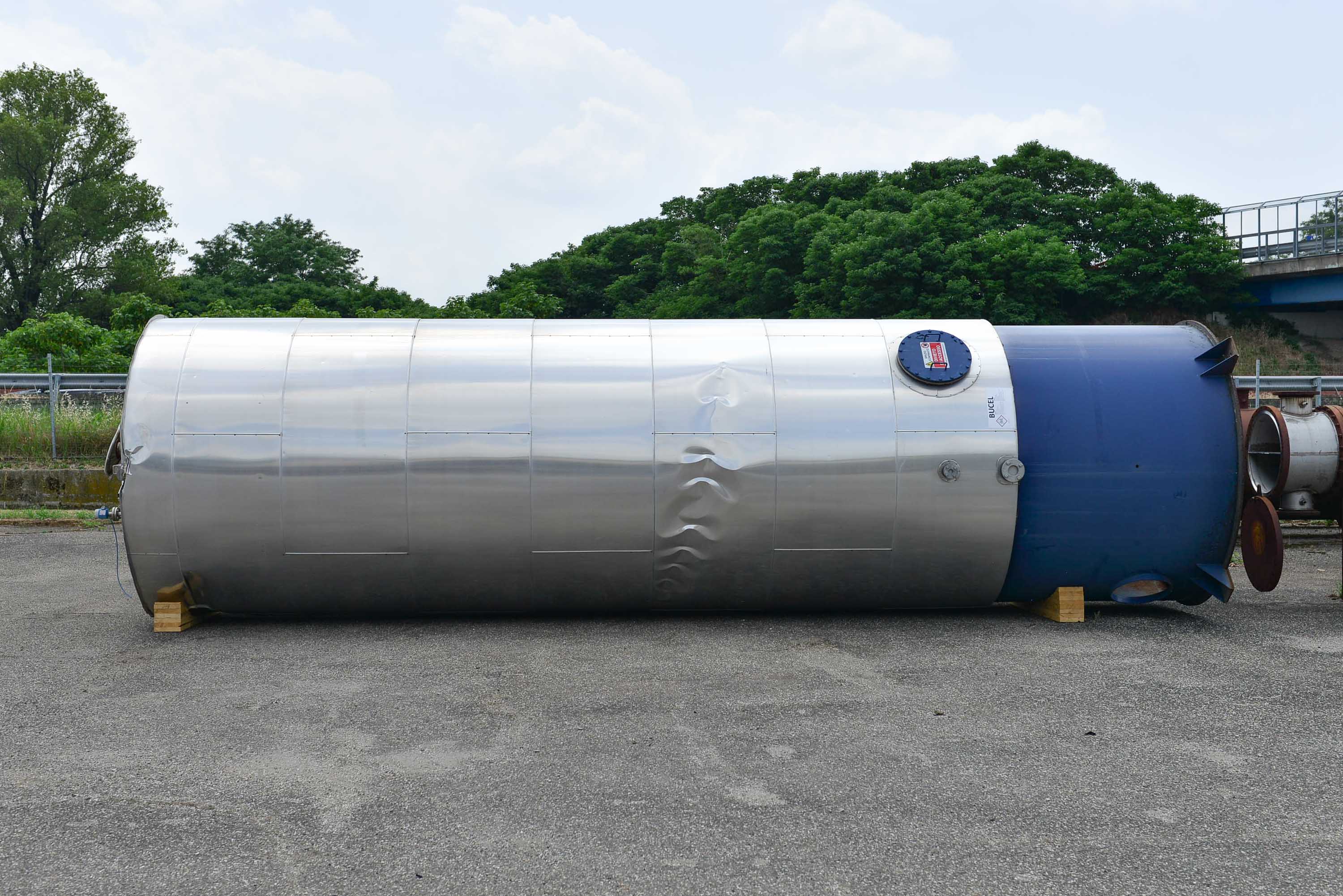 Usato Serbatoio verticale da 32 m3 con serpentino interno