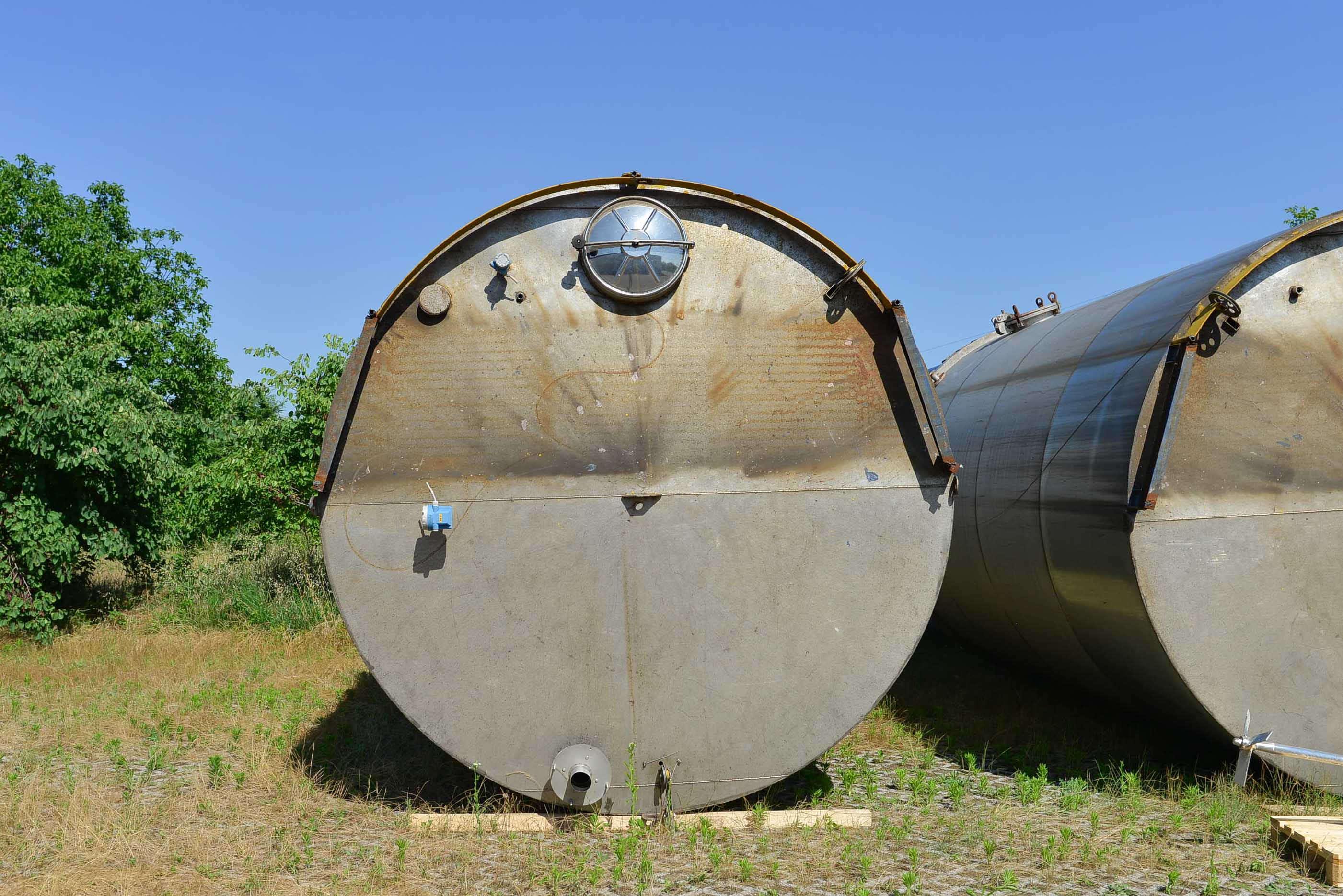 Usato Serbatoio verticale da 53 m3 con agitatore laterale