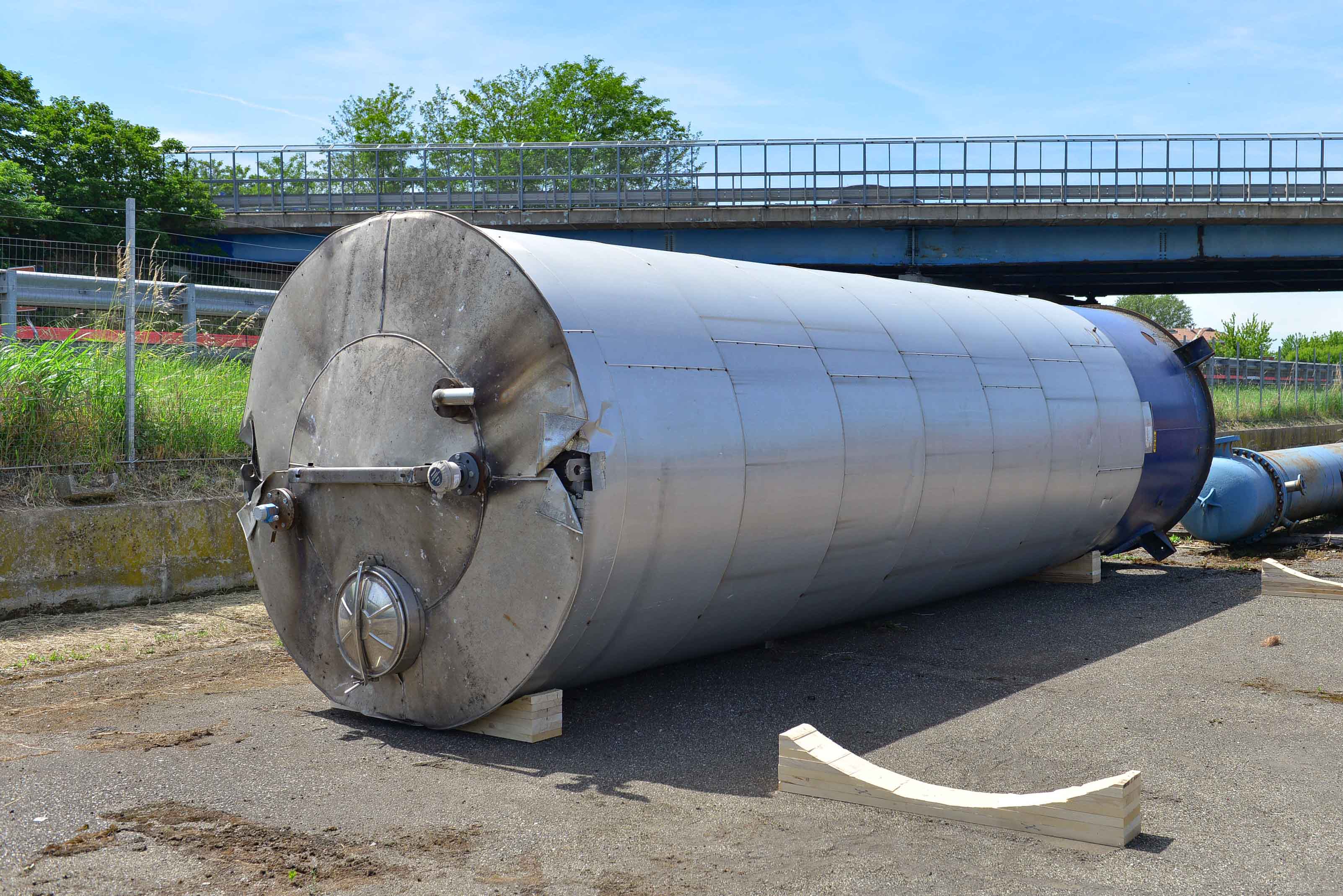 Usato Serbatoio verticale da 32 m3 con serpentino interno