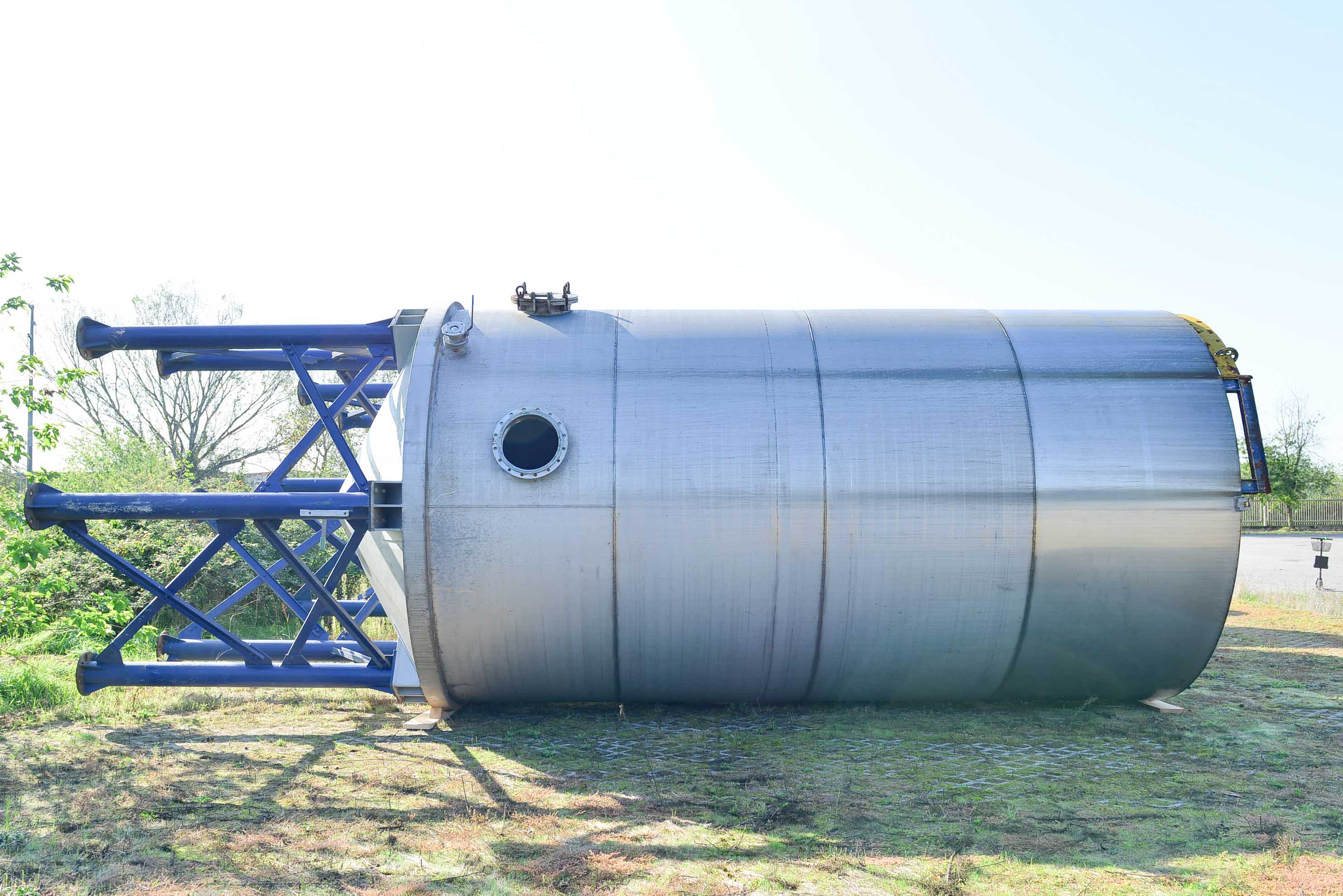 Usato Serbatoio verticale 53 m3 in acciaio inox AISI304, agitatore laterale