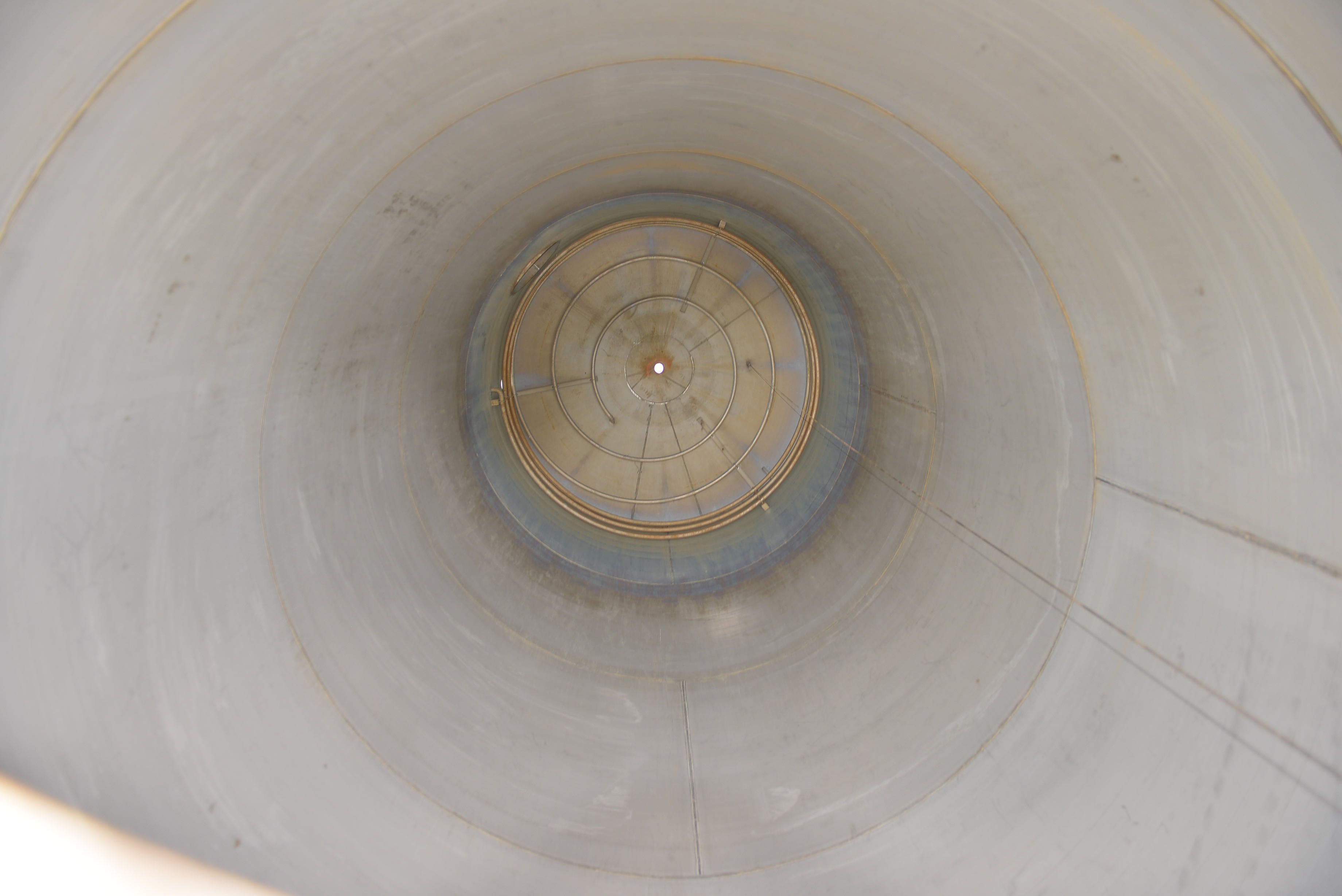 Usato Serbatoio verticale da 32 m3 con serpentino interno