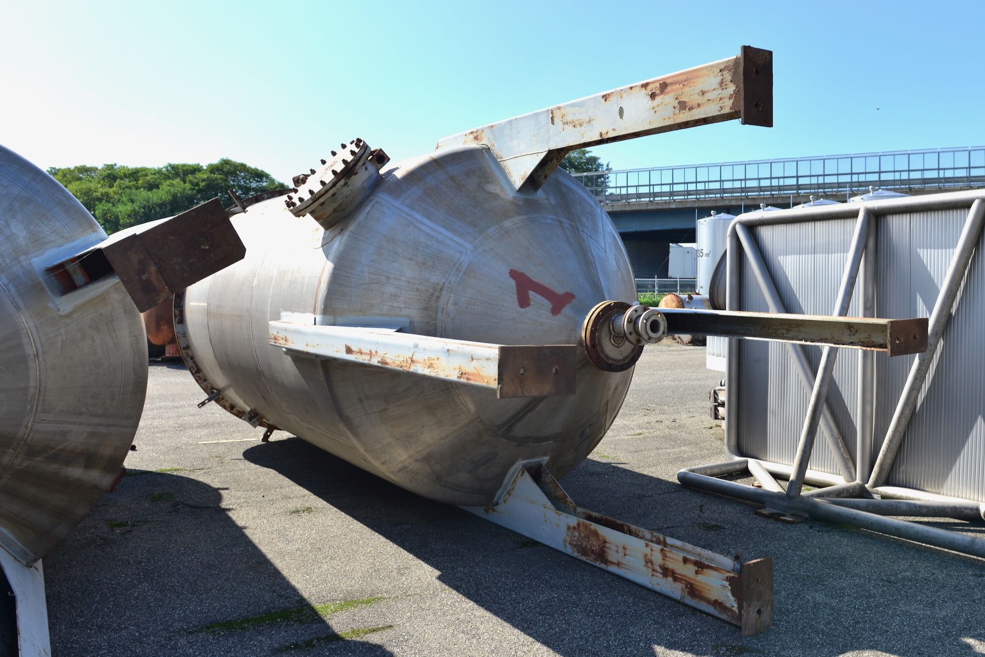 Usato Serbatoio verticale da 22,6 mc a fondo conico