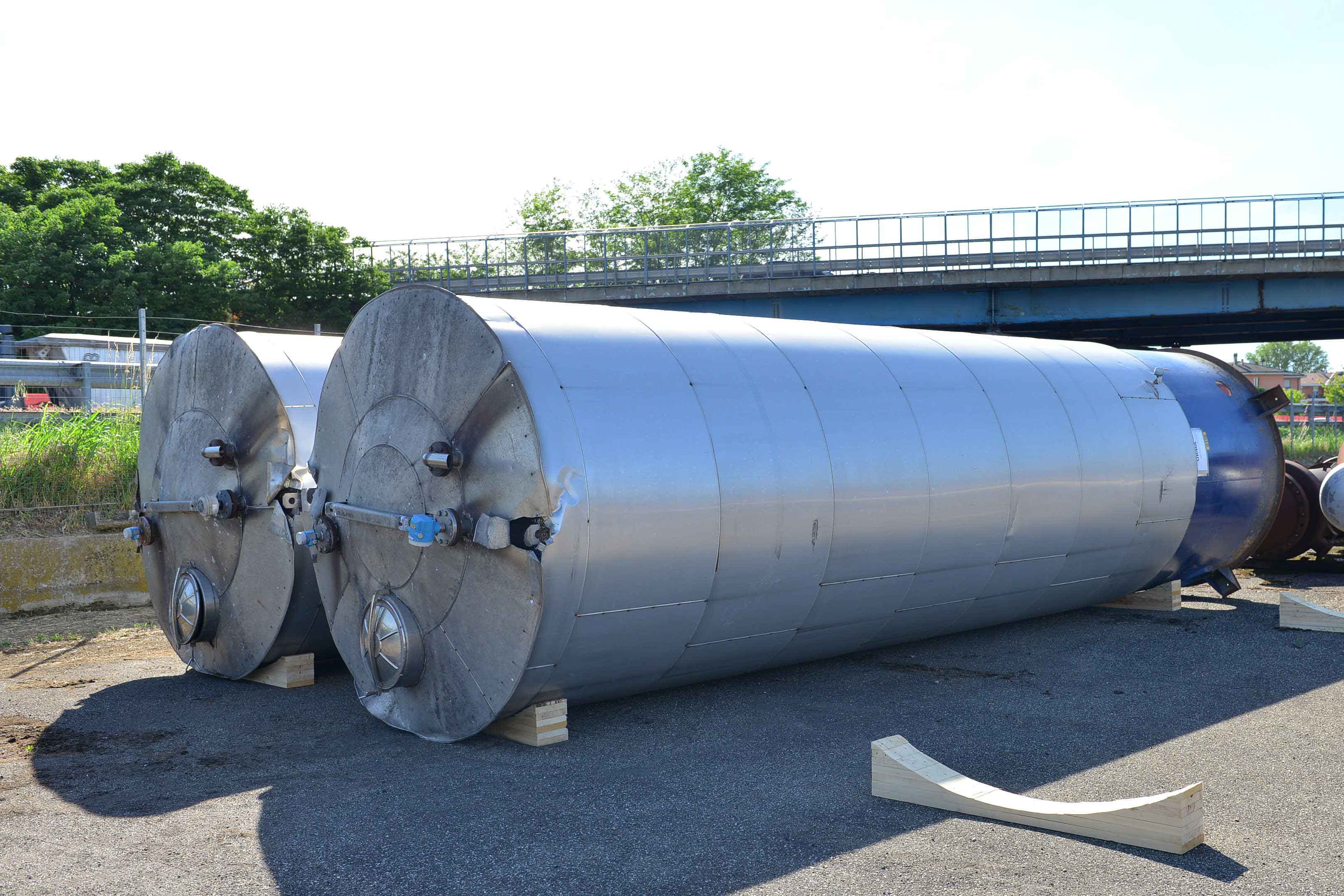 Usato Serbatoio verticale da 32 m3 con serpentino interno
