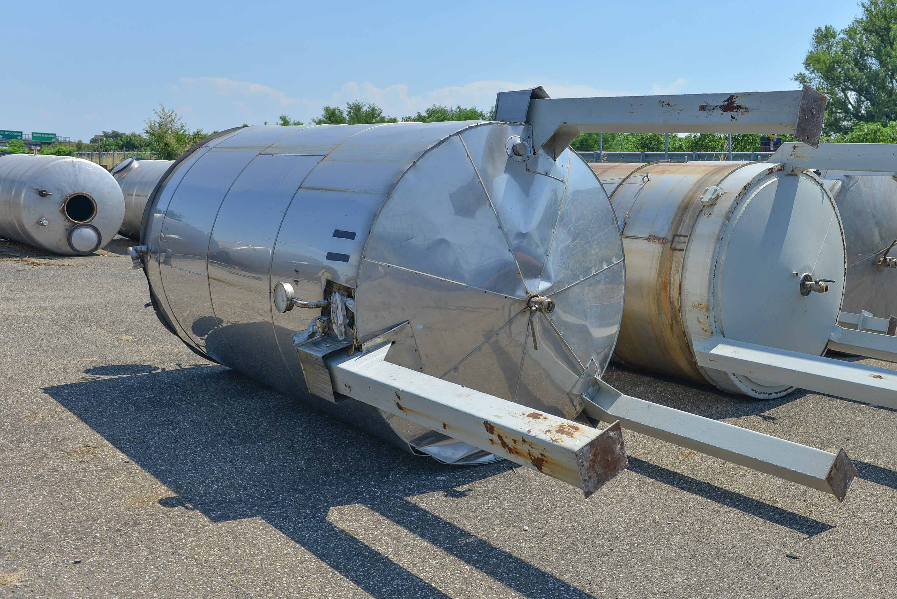 Usato Serbatoio verticale da 8,7 m3 in acciaio inox - coibentato esternamente