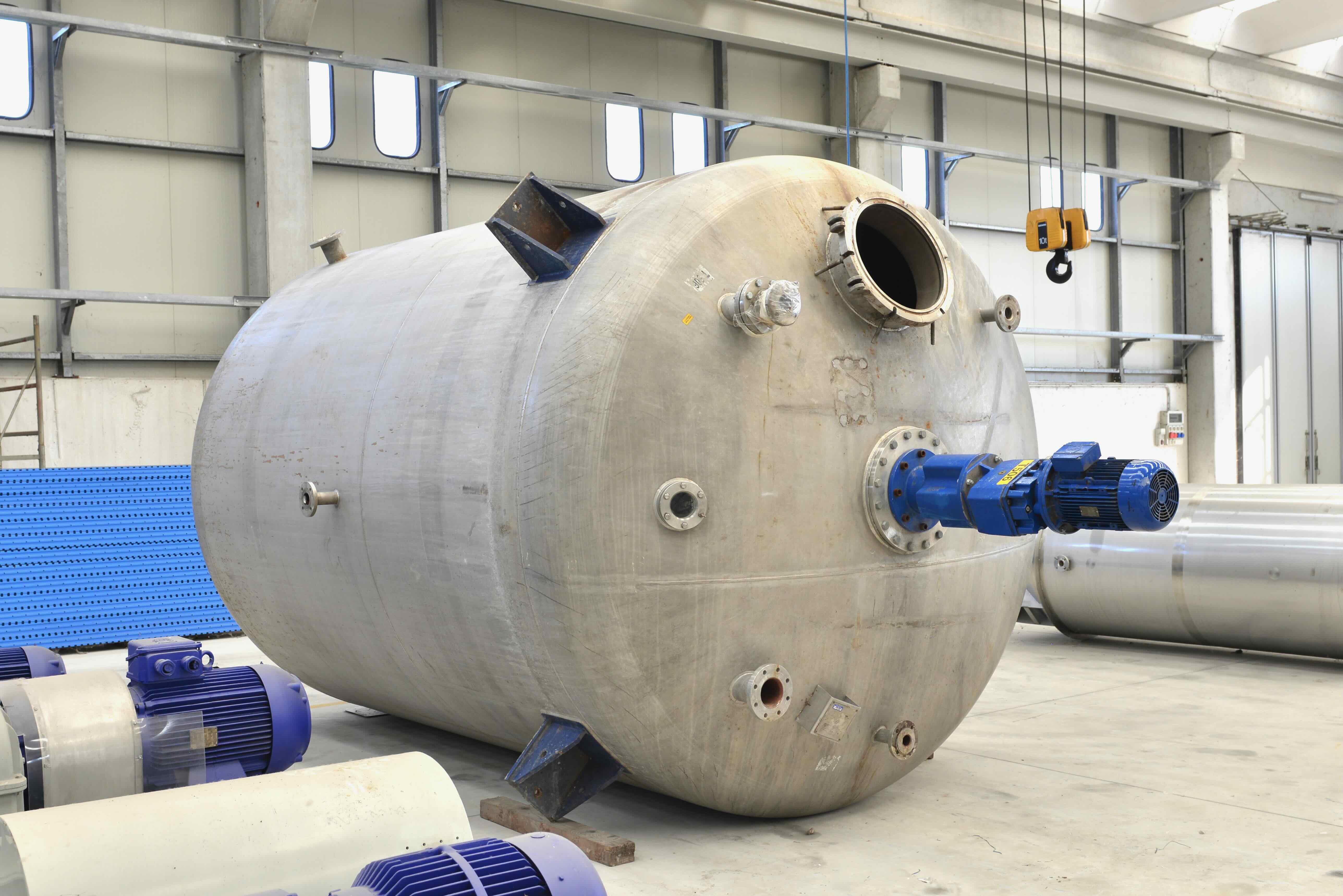 Used Reattore da 28.000 litri con serpentino interno