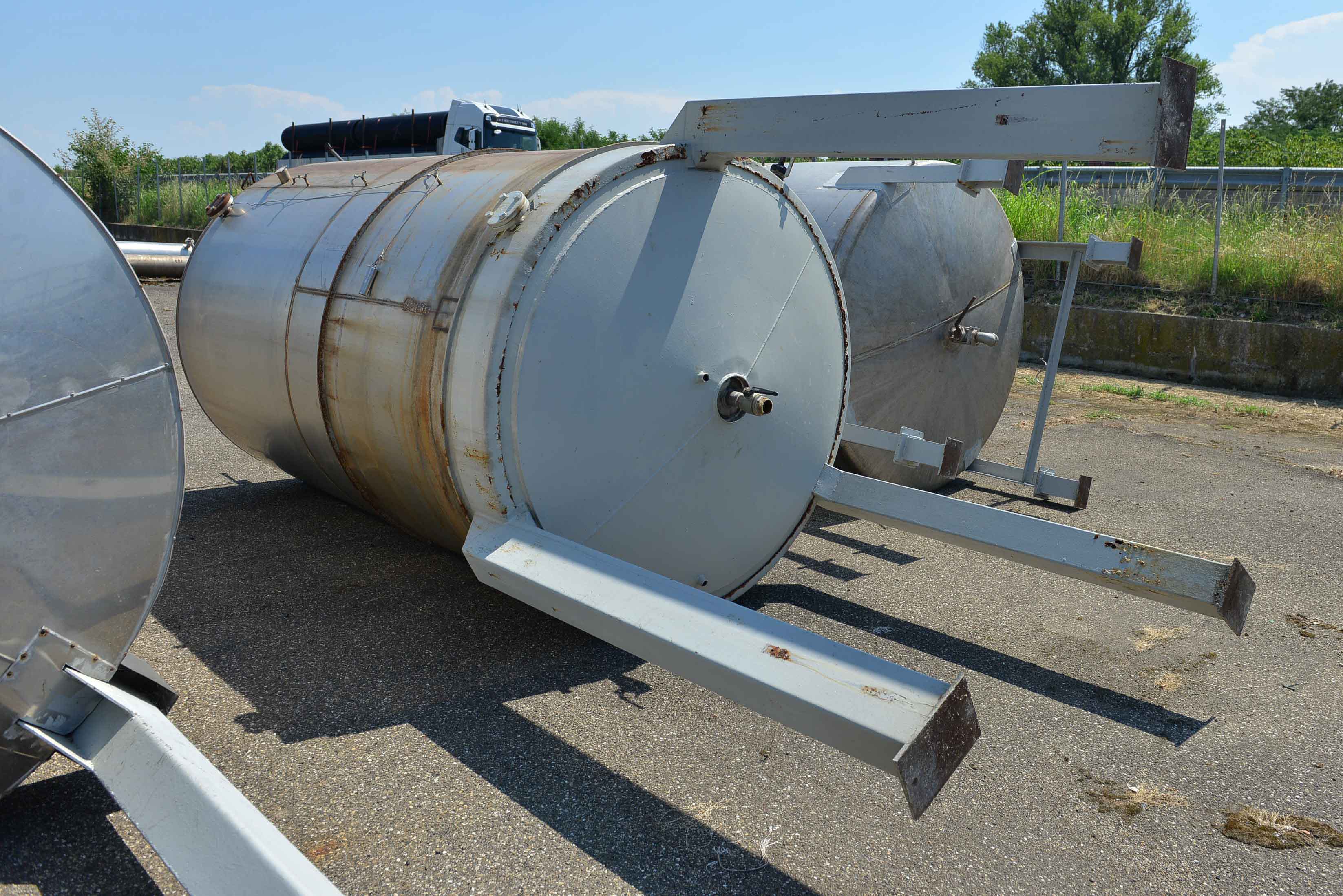 Usato Serbatoio verticale da 9 m3 in acciaio inox