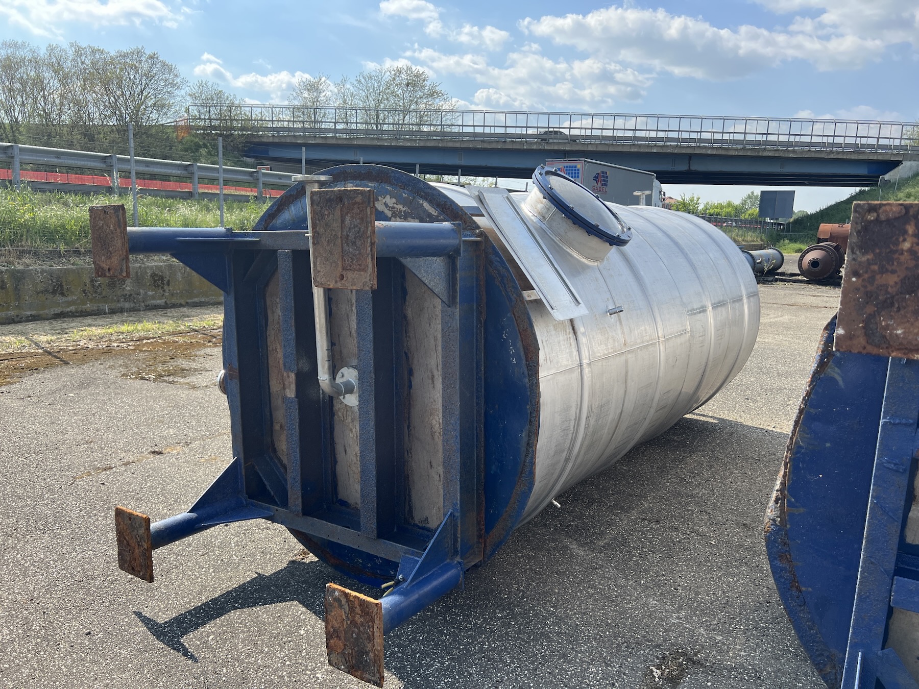 Usato Serbatoio verticale da 10.500 litri