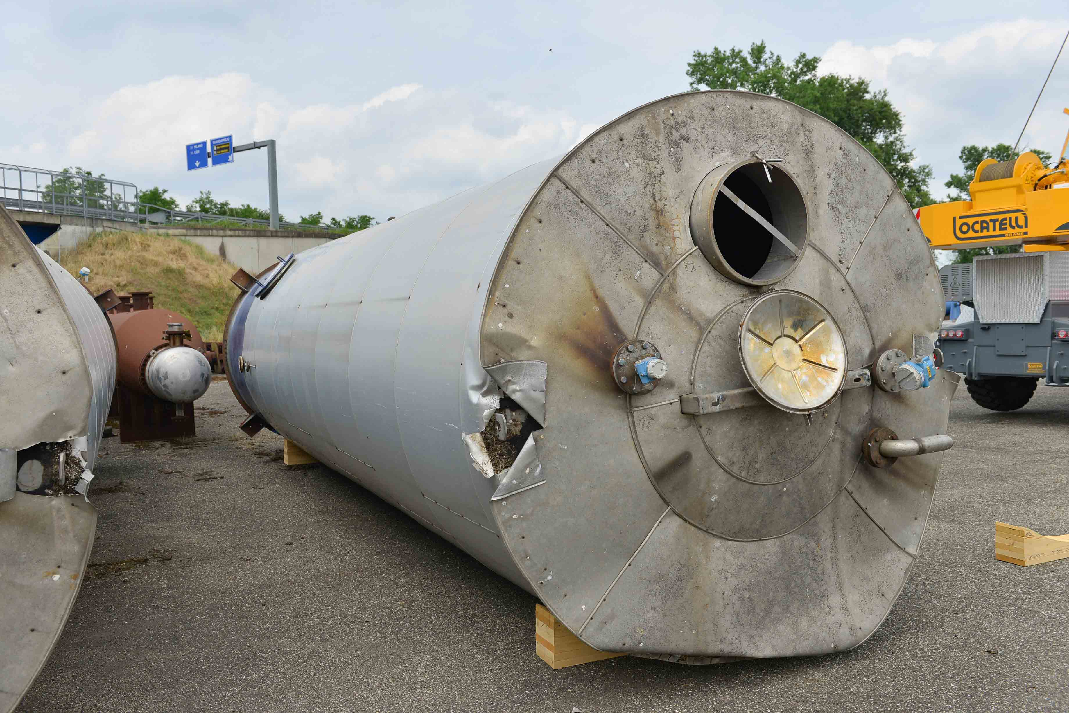 Usato Serbatoio verticale da 32 m3 con serpentino interno