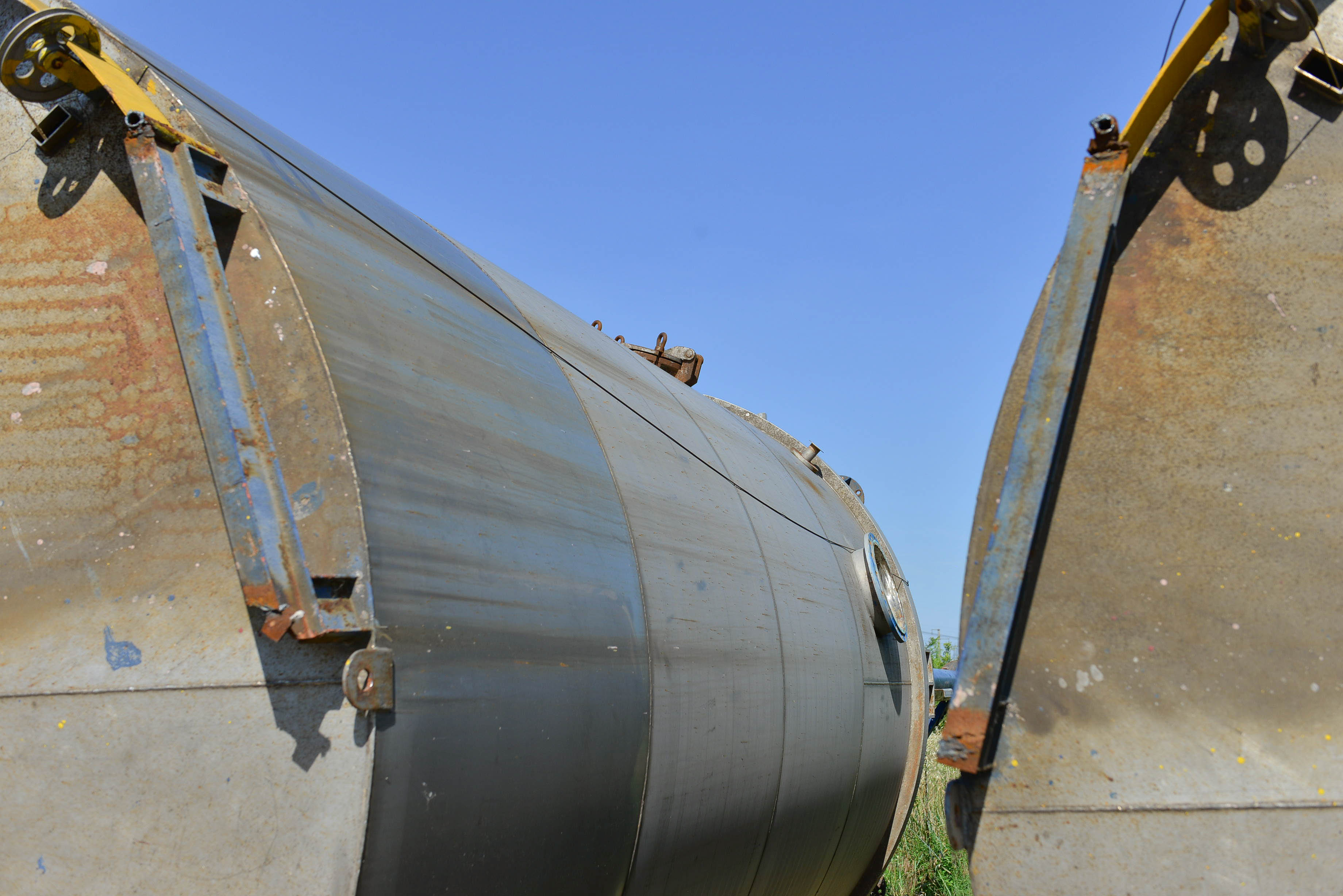 Usato Serbatoio verticale da 53 m3 con agitatore laterale