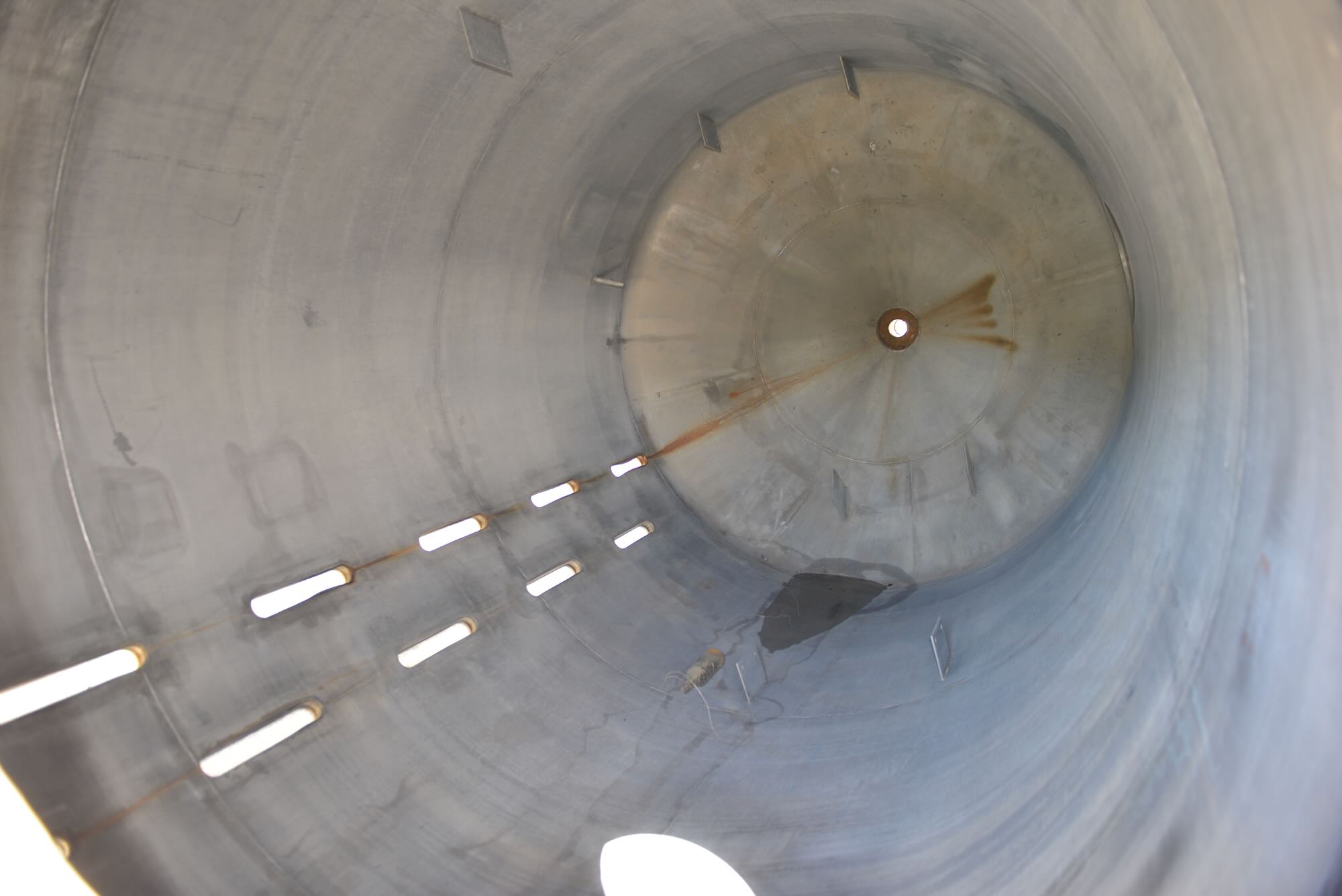 Usato Serbatoio verticale da 22,6 mc a fondo conico