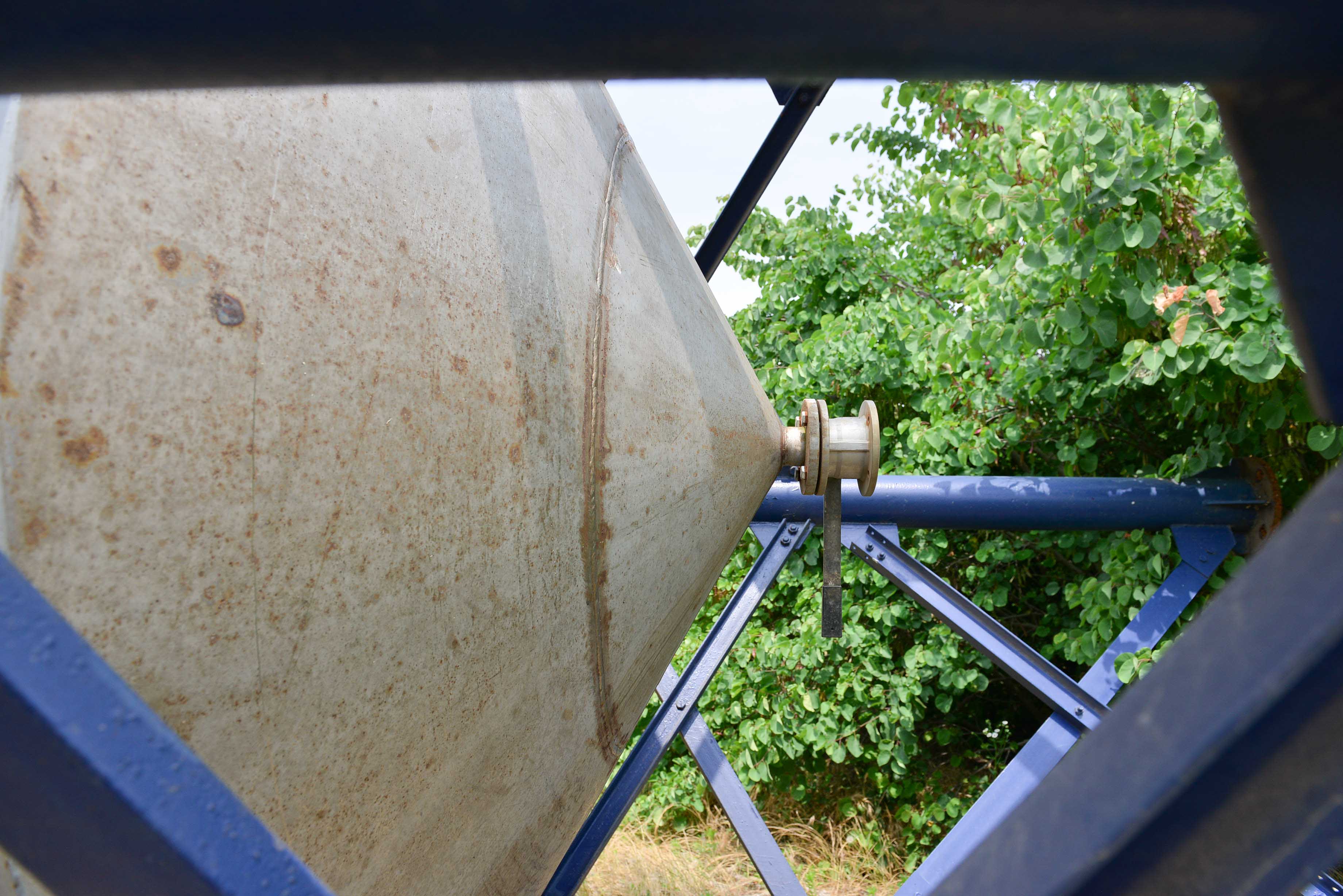 Usato Serbatoio verticale 53 m3 in acciaio inox AISI304, agitatore laterale