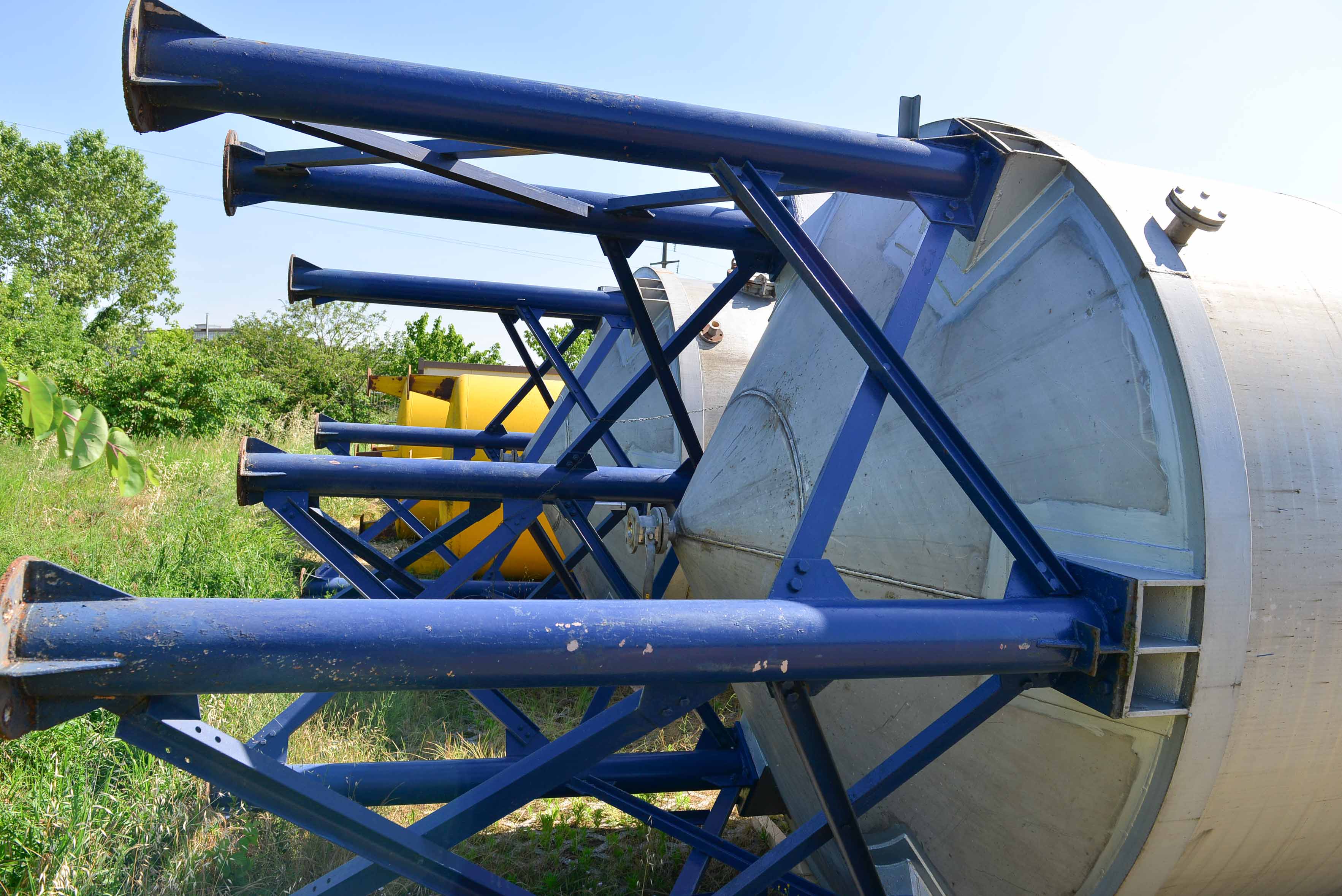 Usato Serbatoio verticale da 53 m3 con agitatore laterale