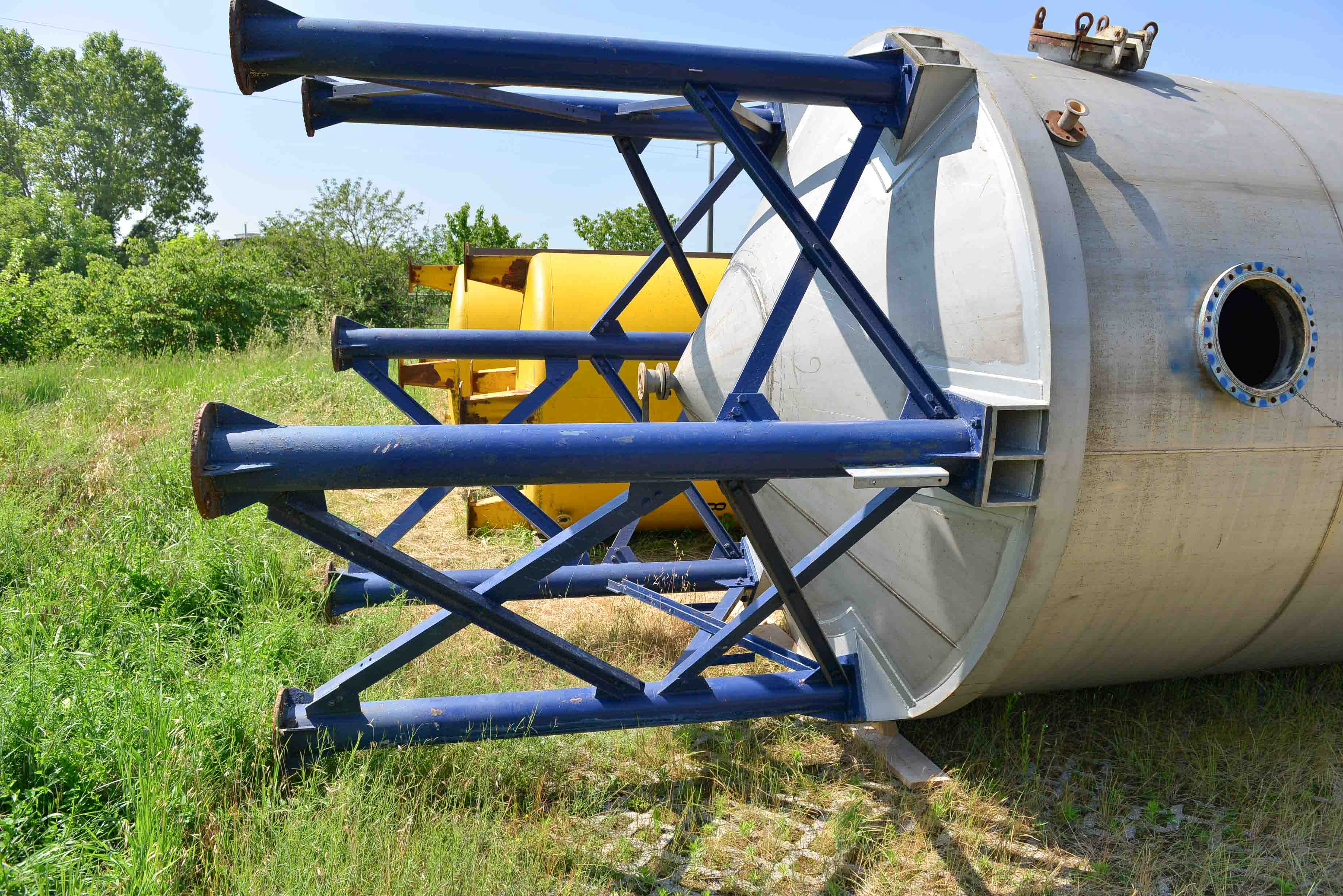 Usato Serbatoio verticale da 53 mc con agitatore interno