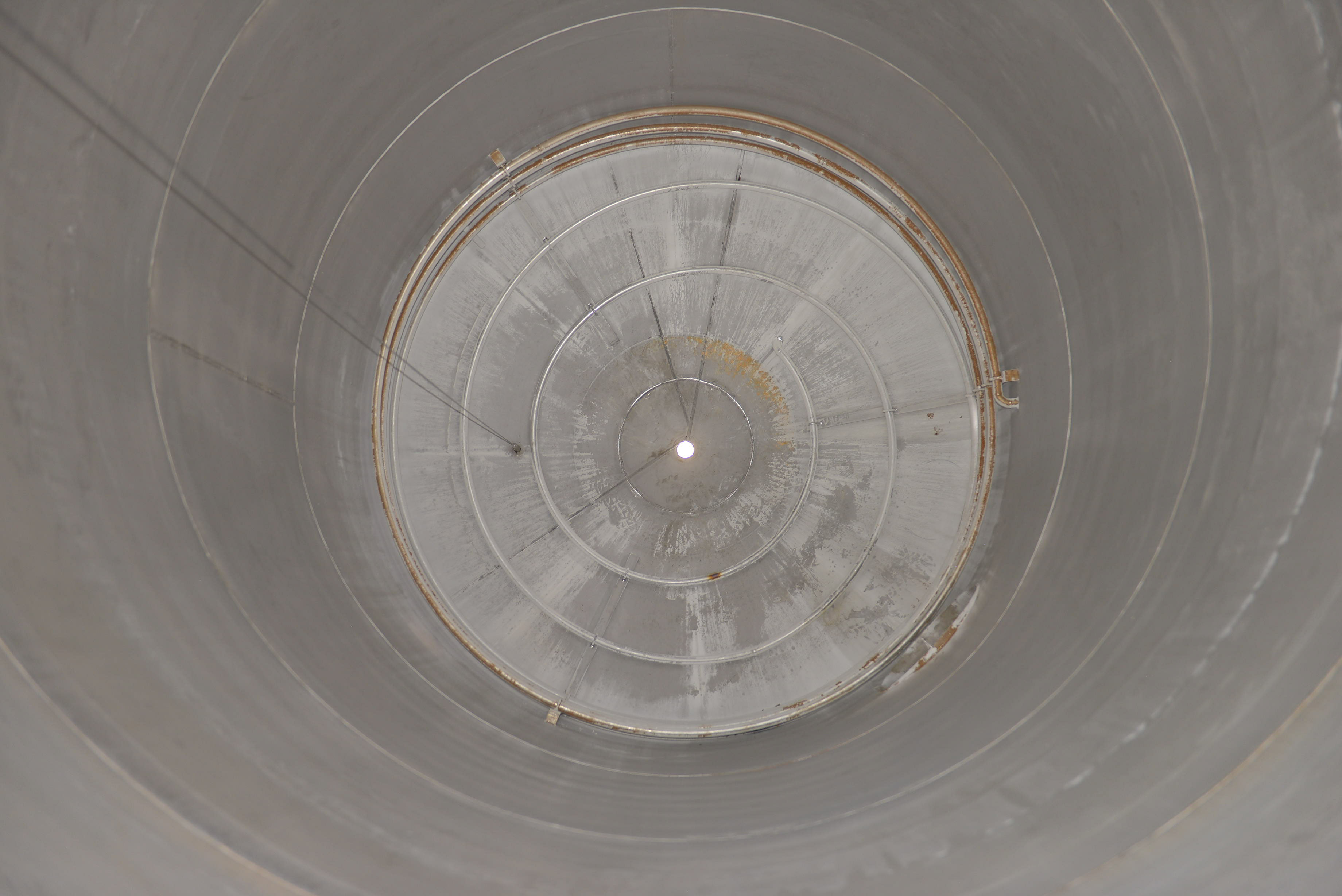 Usato Serbatoio verticale da 32 m3 con serpentino interno