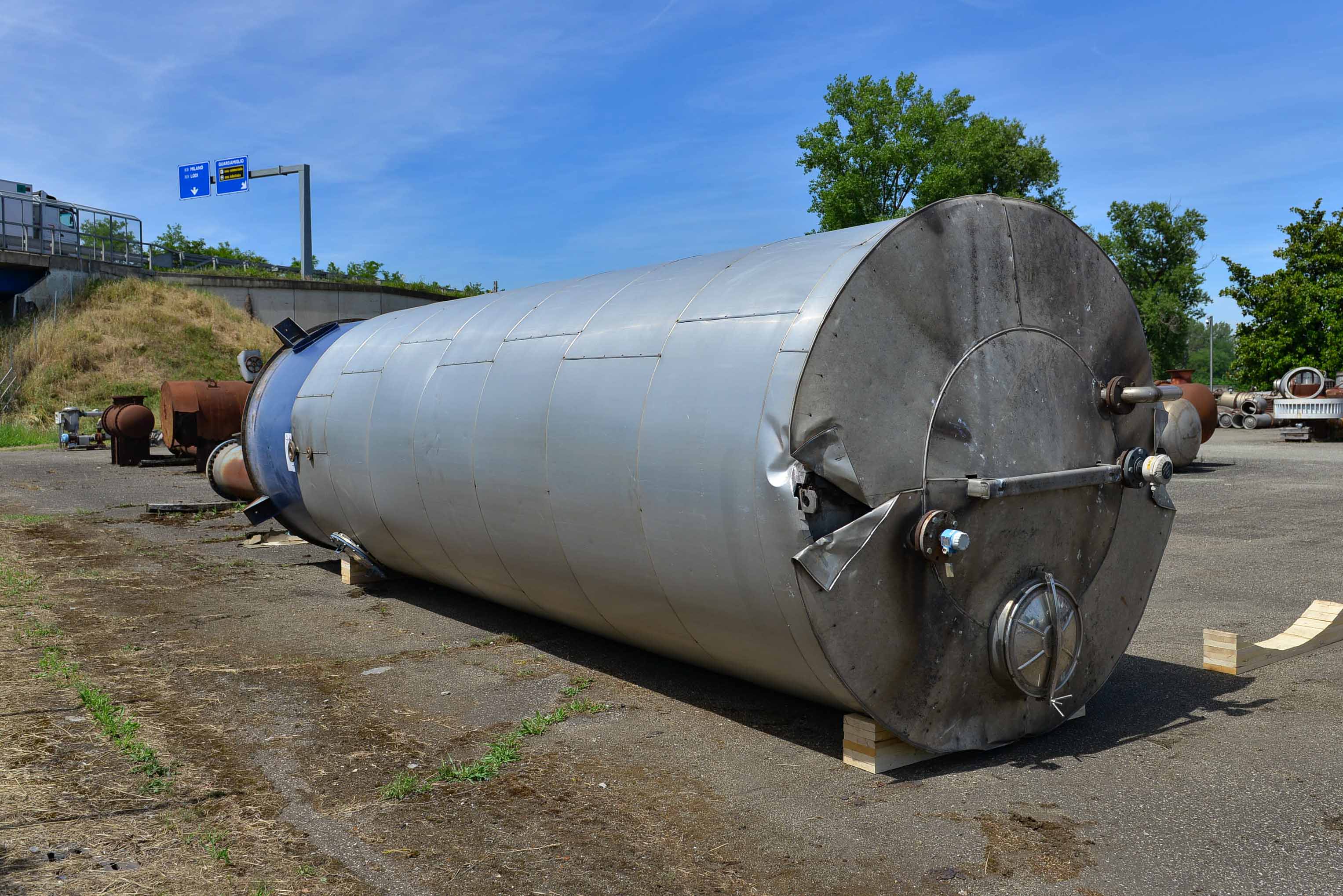 Usato Serbatoio verticale da 32 m3 con serpentino interno