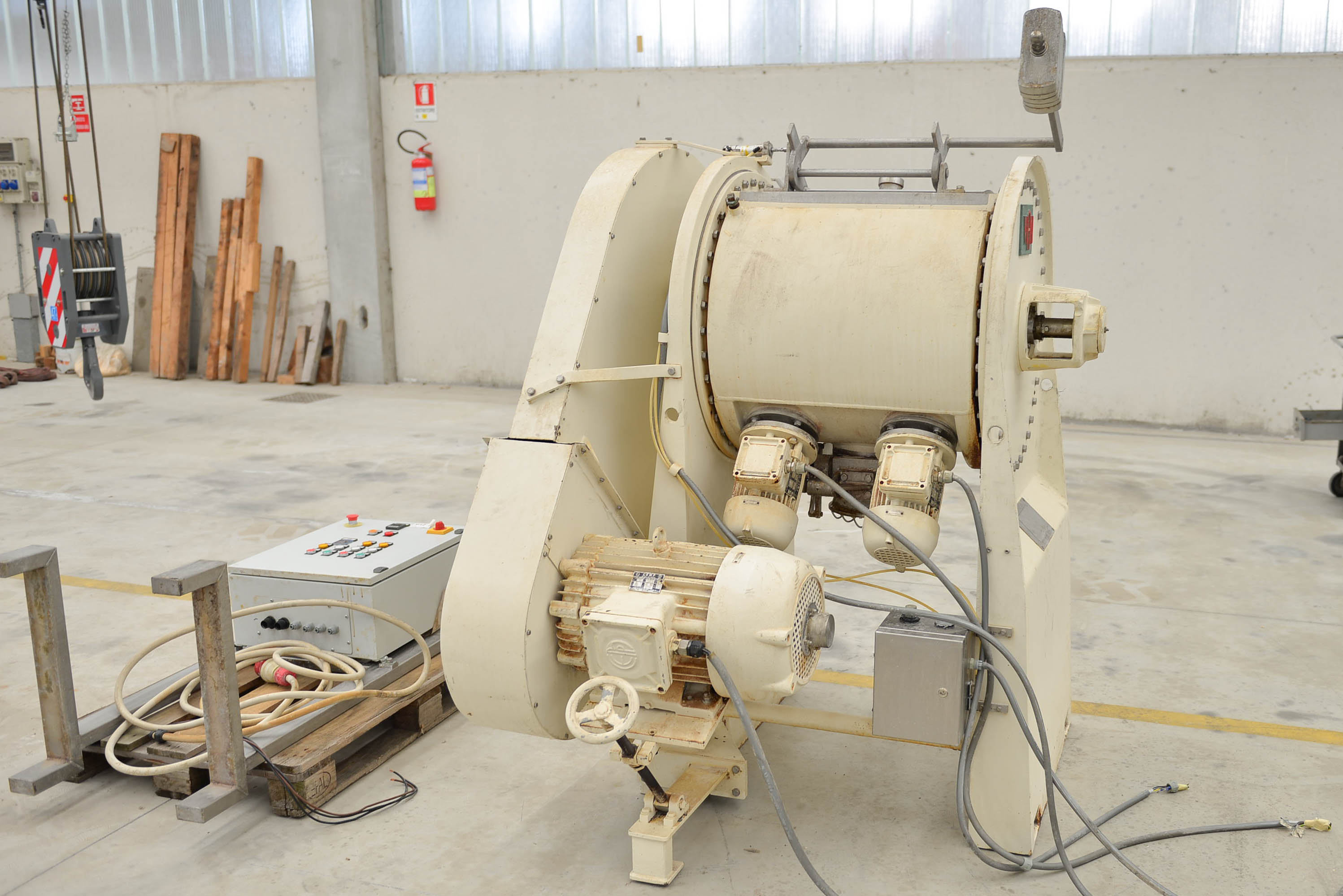 Usato Miscelatore per polveri incamiciato da 250 litri con chopper