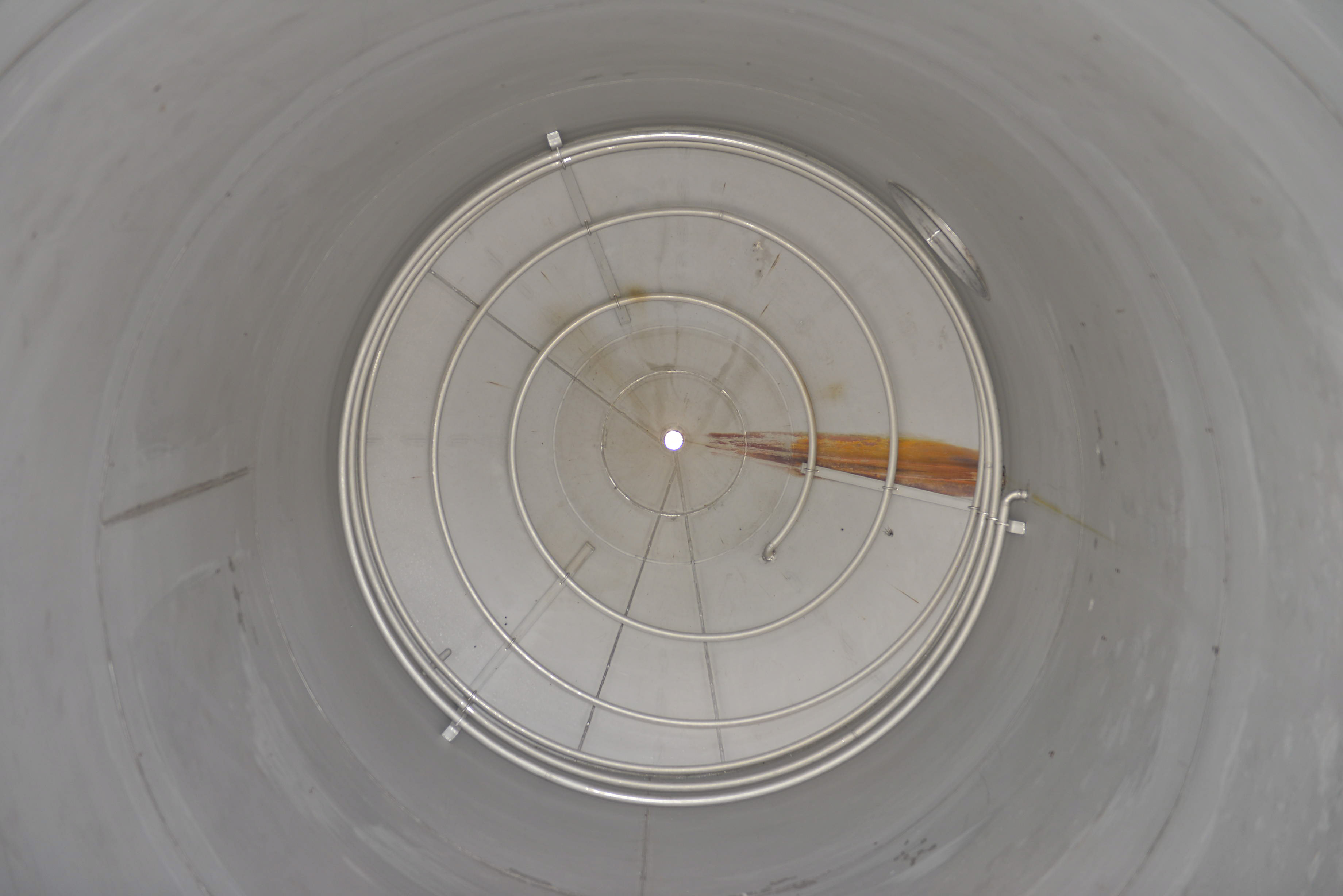 Usato Serbatoio verticale da 32 m3 con serpentino interno