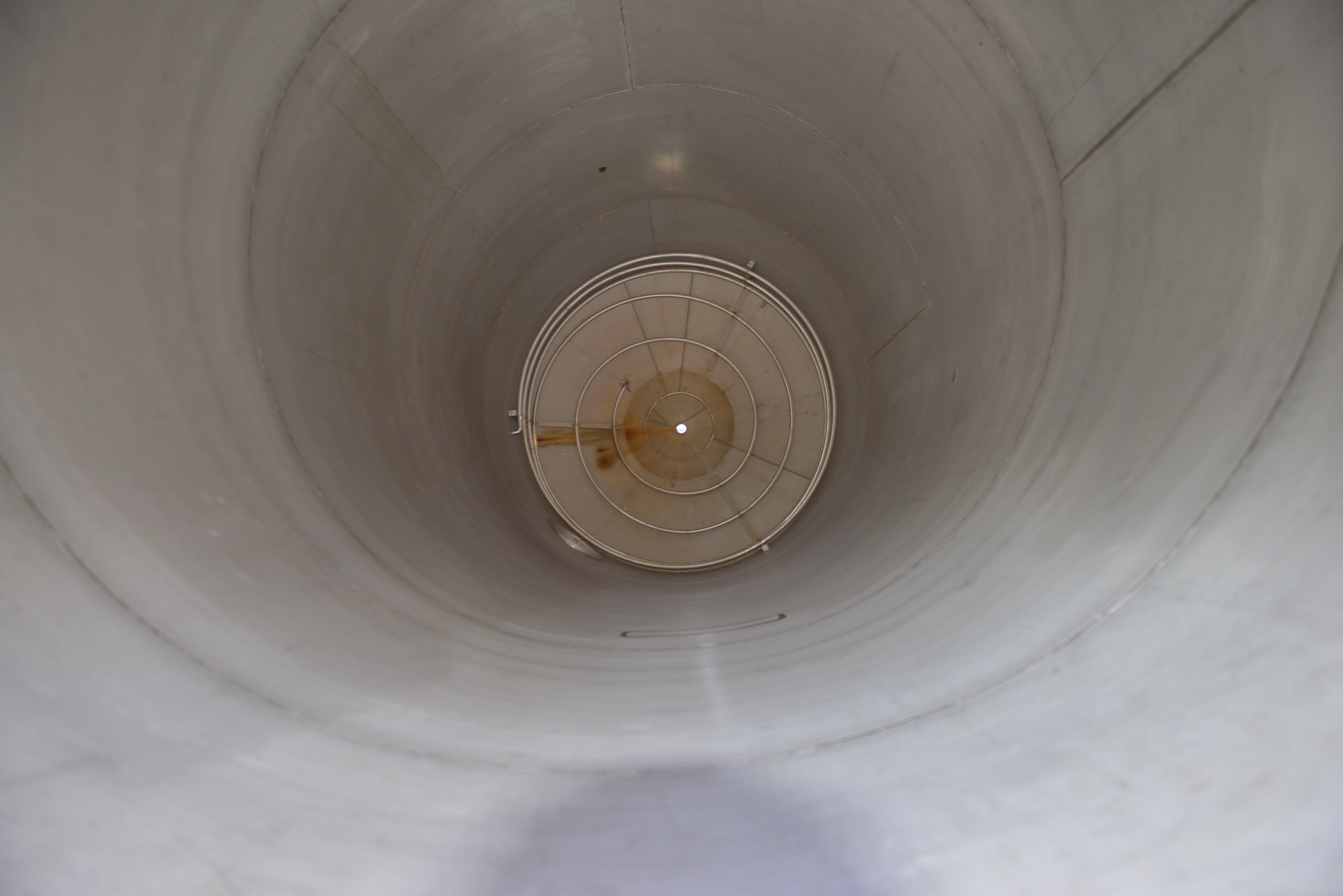 Usato Serbatoio verticale da 32 m3 con serpentino interno