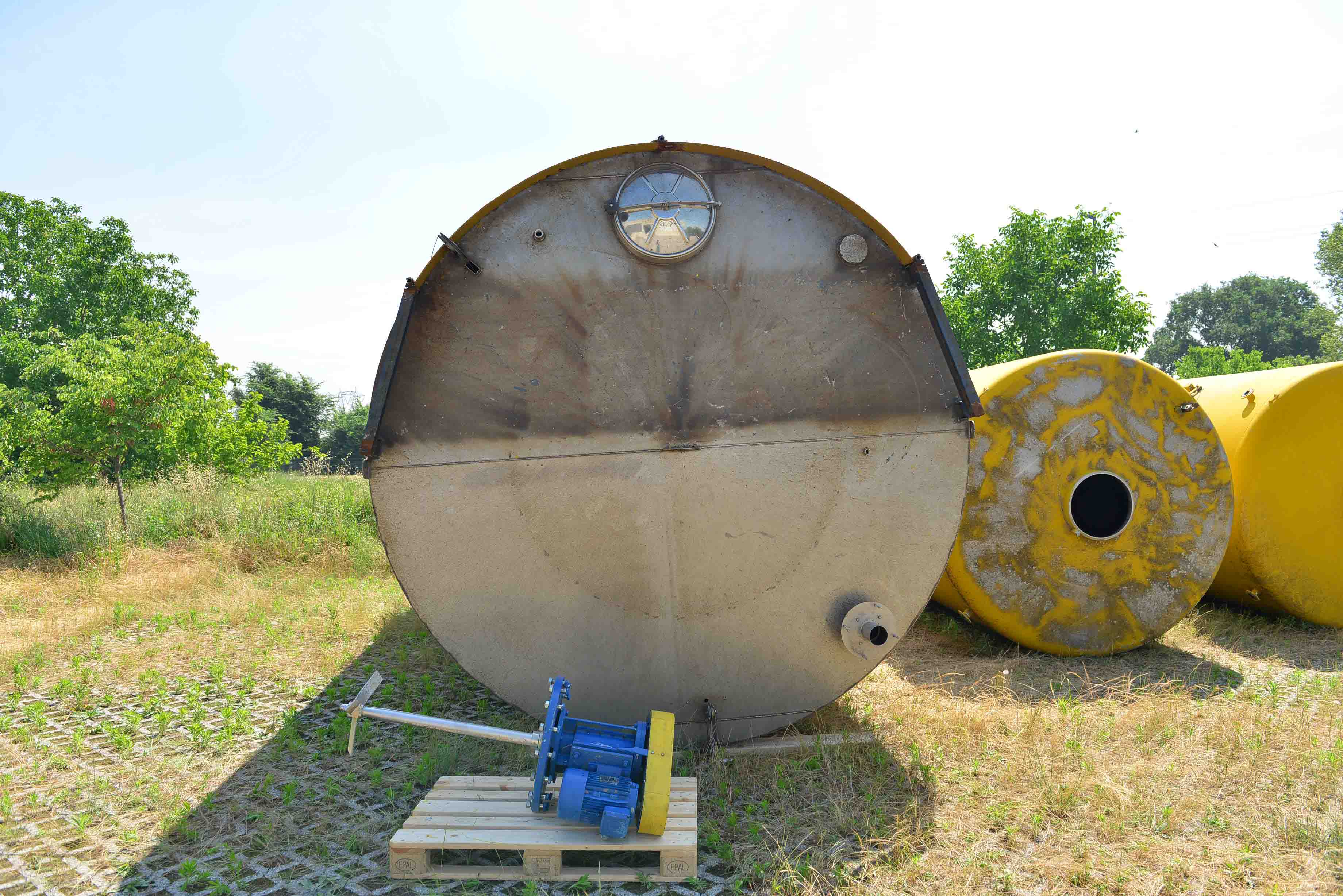 Usato Serbatoio verticale da 53 mc con agitatore interno