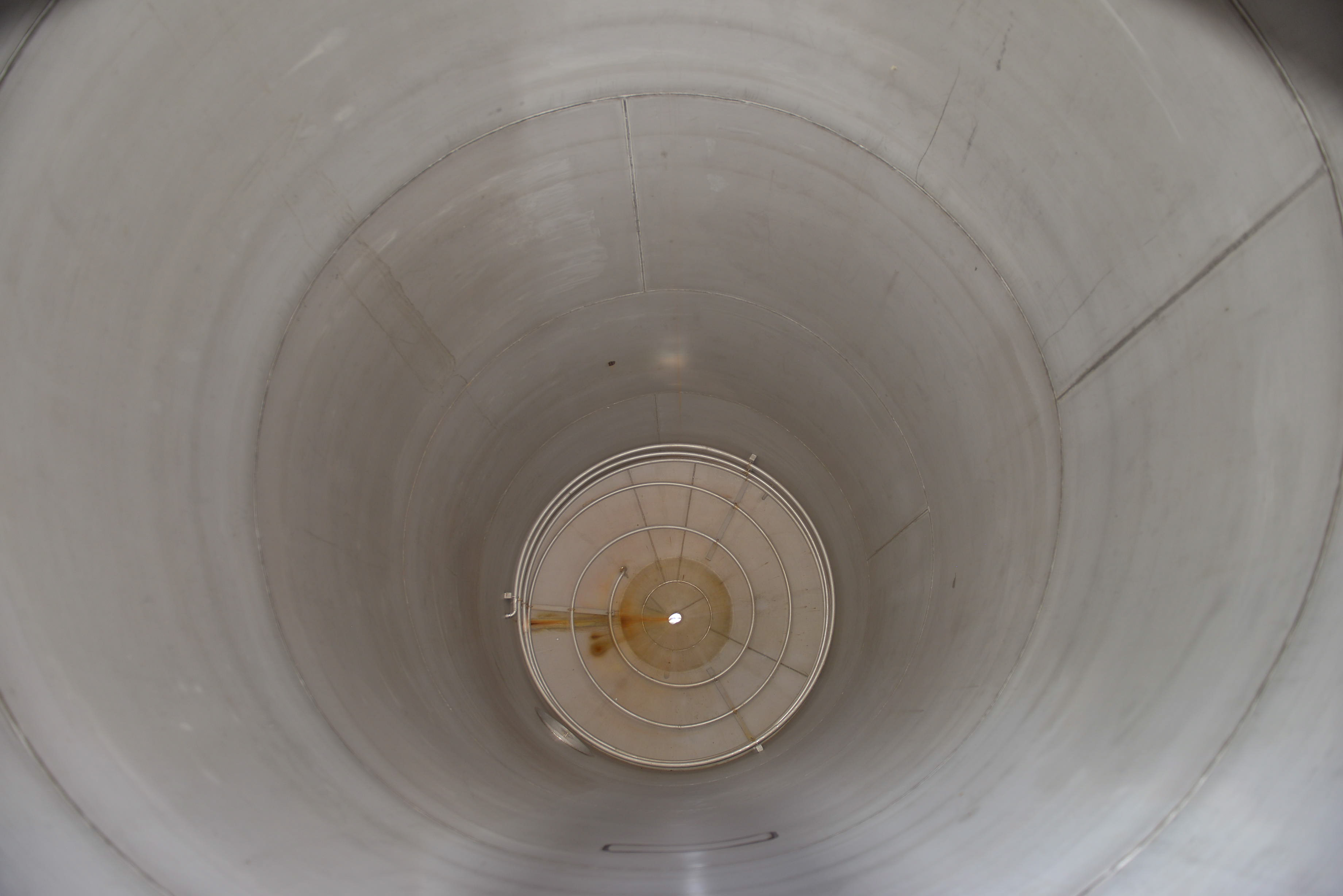 Usato Serbatoio verticale da 32 m3 con serpentino interno