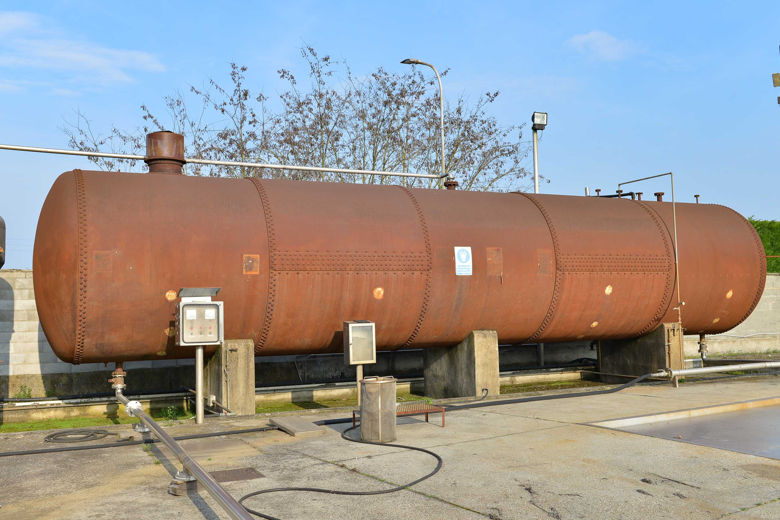 Usato Serbatoio verticale 100 m3 in acciaio al carbonio