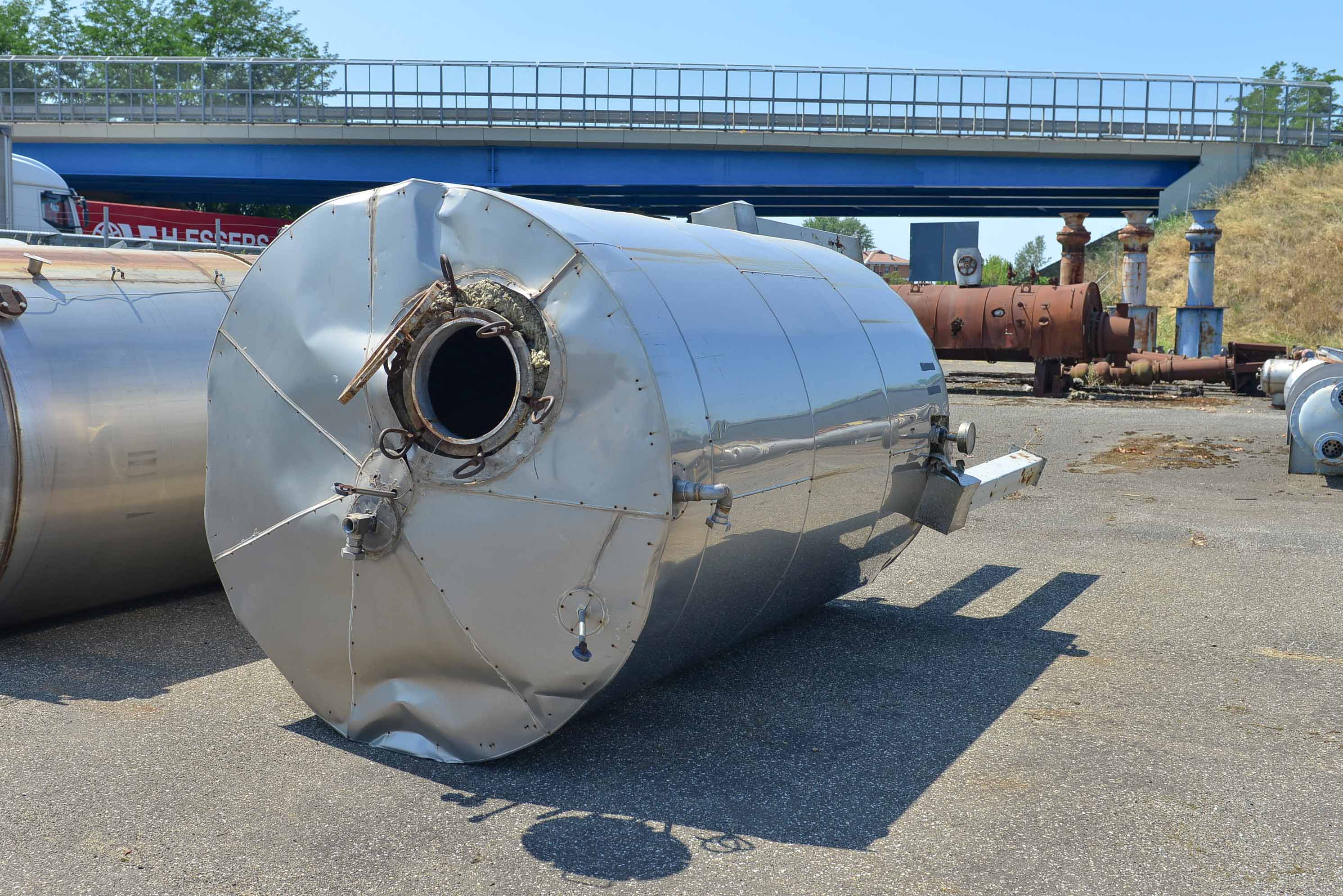 Usato Serbatoio verticale da 8,7 m3 in acciaio inox - coibentato esternamente