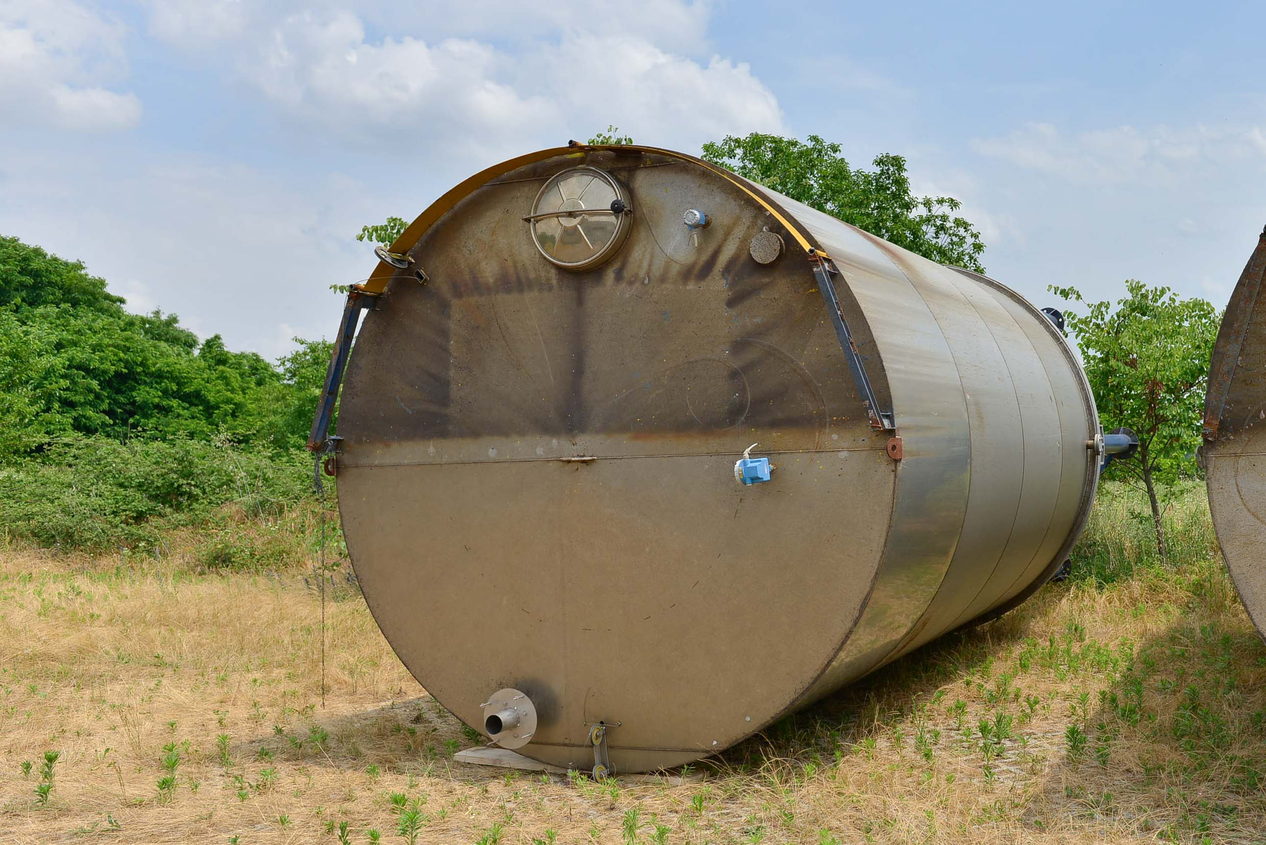 Usato Serbatoio verticale 53 m3 in acciaio inox AISI304, agitatore laterale