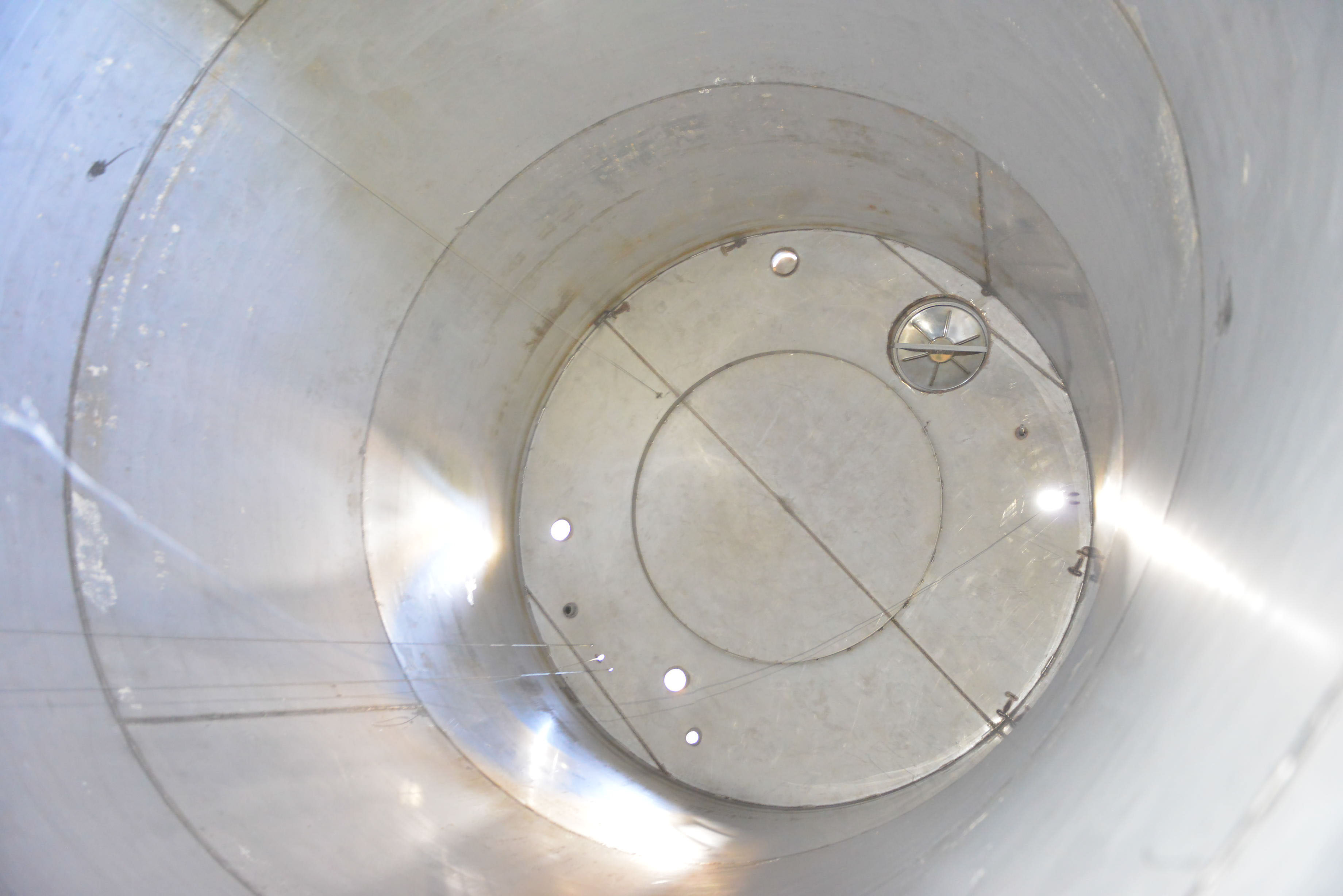 Usato Serbatoio verticale 53 m3 in acciaio inox AISI304, agitatore laterale