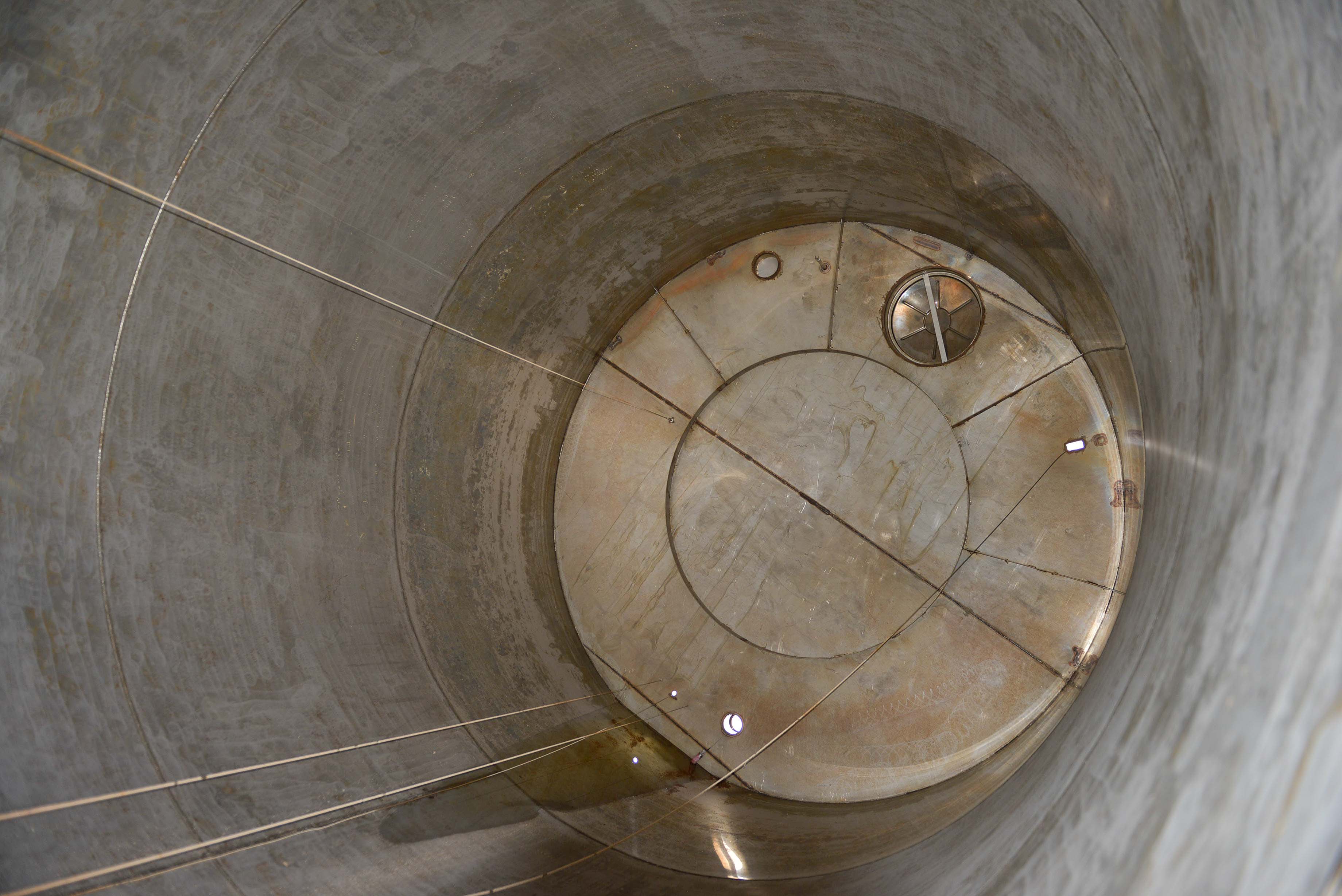 Usato Serbatoio verticale 53 m3 in acciaio inox AISI304, agitatore laterale