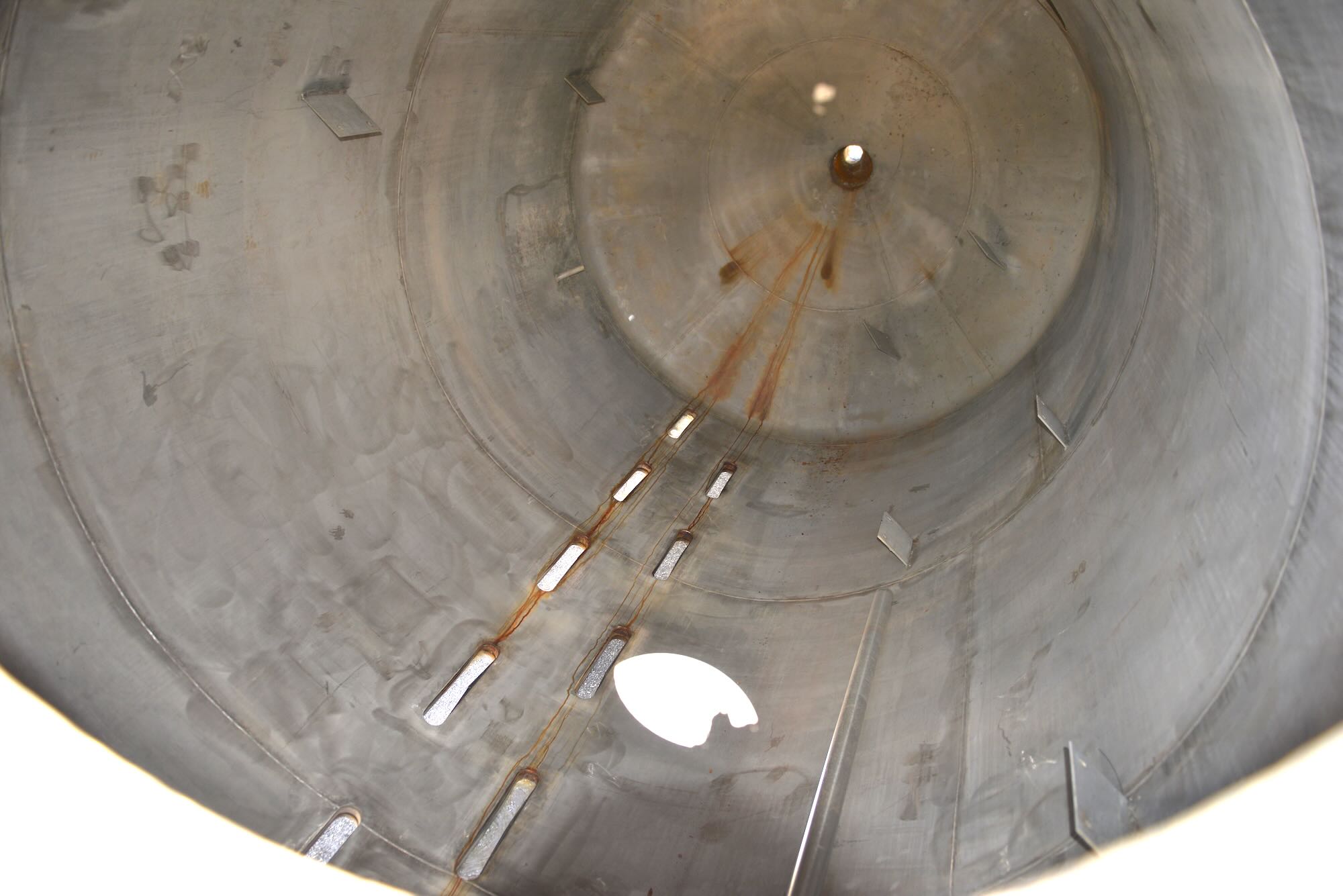 Usato Serbatoio verticale da 22,6 mc a fondo conico