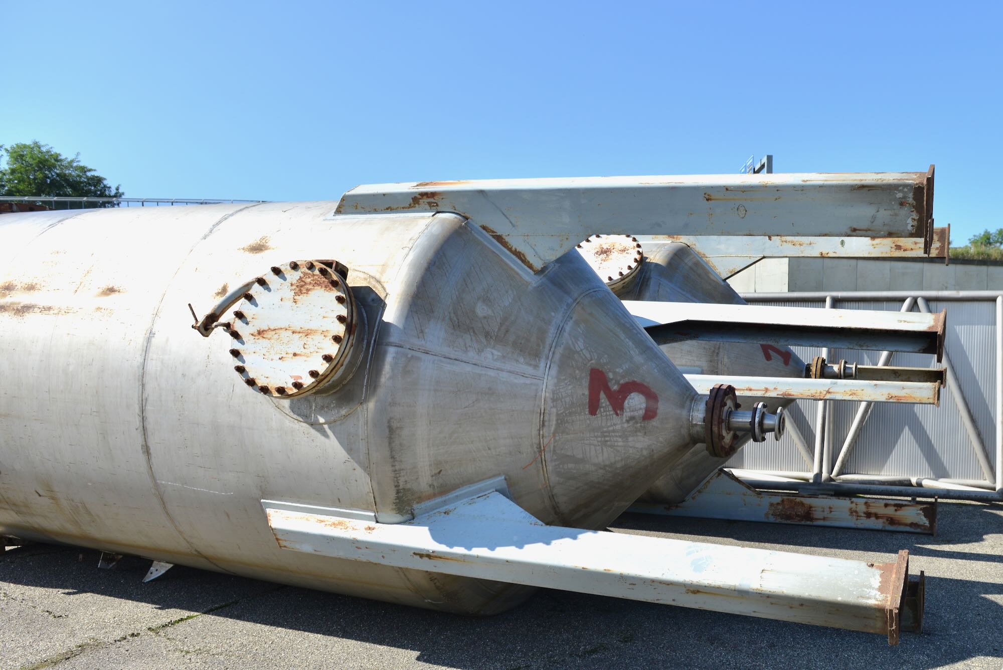 Usato Serbatoio verticale da 22,6 mc a fondo conico