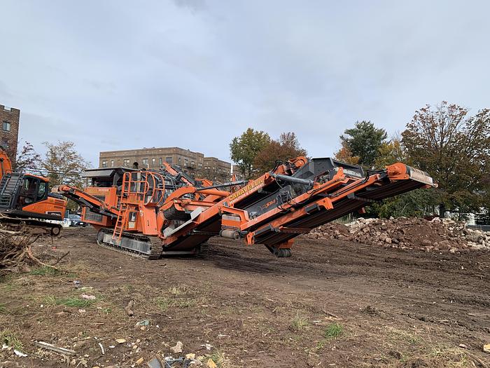 Used Mobile Tracked complete demolition crusher