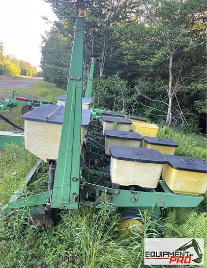 Used John Deere 7000 Planter / Row Unit