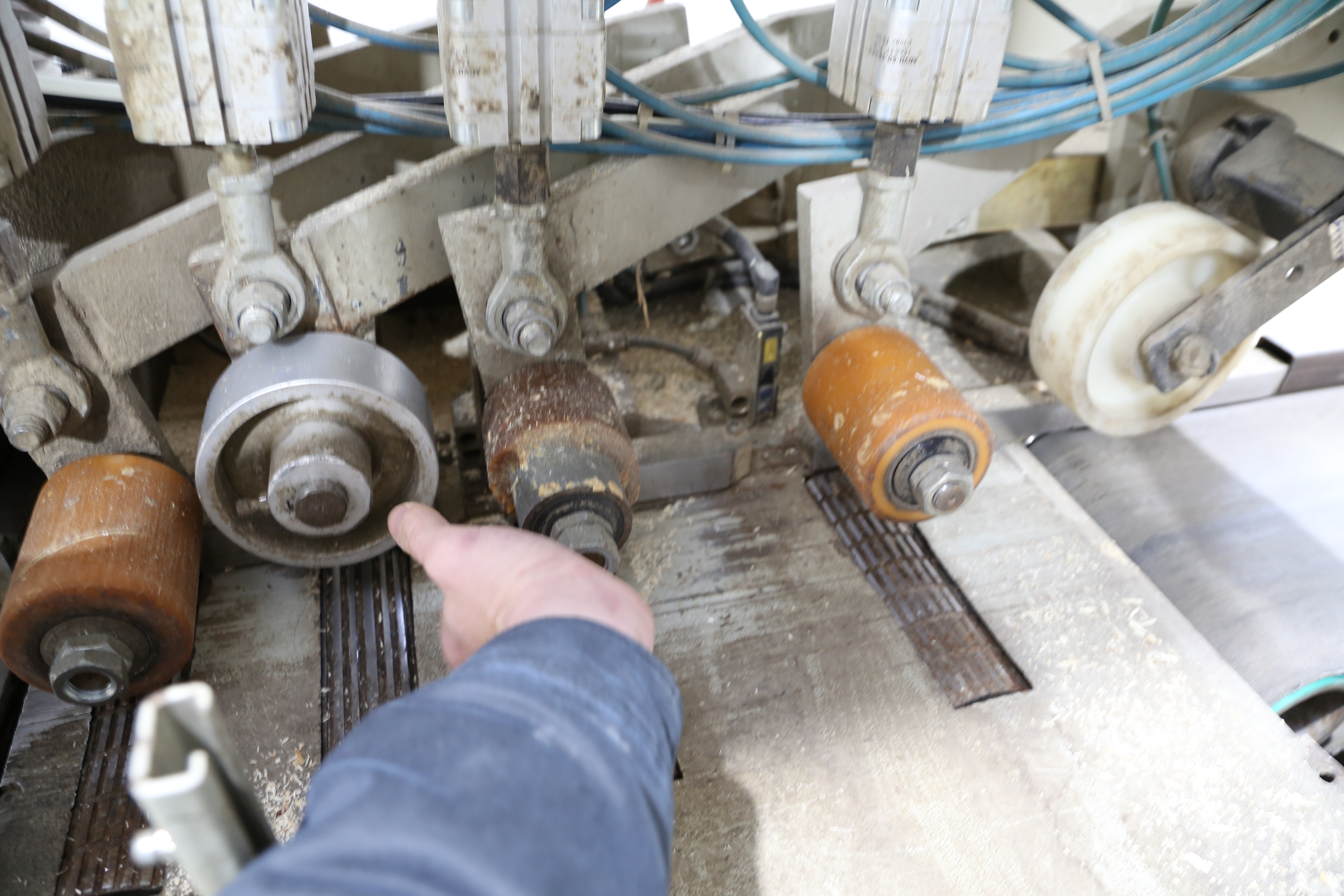 Used 2002 Weinig Dimter OptiCut 200 - 4 R Optimizing Cross Cut Saw