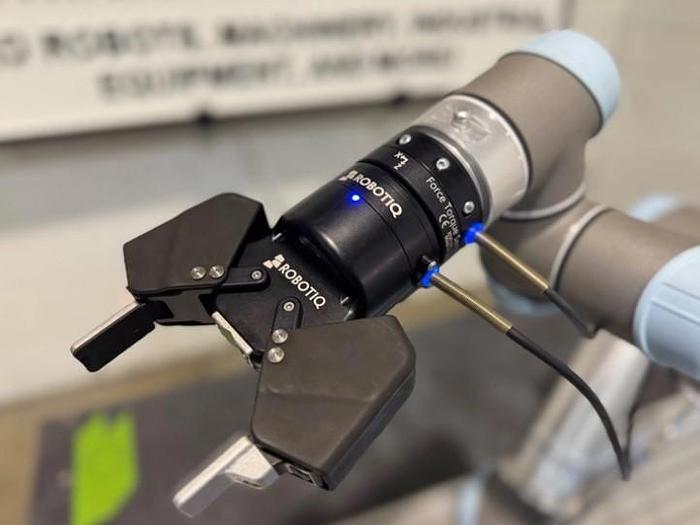 Used 2018 UNIVERSAL ROBOT MODEL UR5 WITH ROBOTIQ FT FORCE/TORQUE SENSOR, CAMERA MODULE & 2F ADAPTIVE GRIPPER