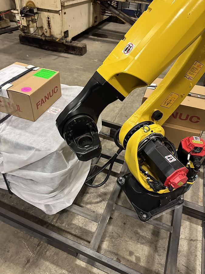 Used FANUC ARCMATE 120iD 6 AXIS ROBOT WITH R-30iB PLUS CONTROLLER, NEVER IN PRODUCTION, LIKE NEW