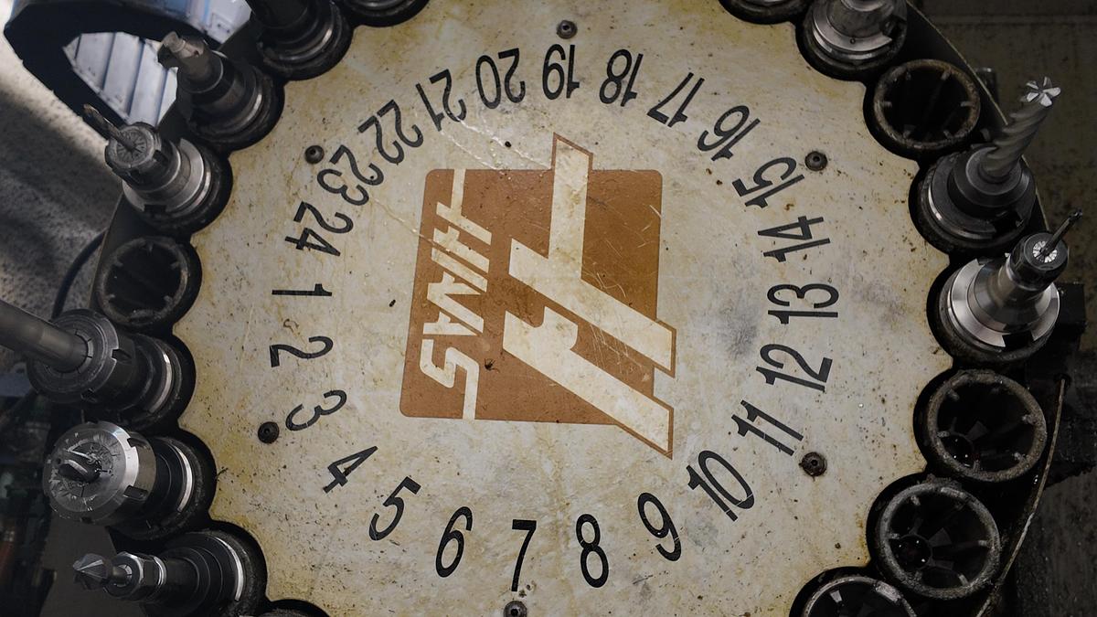 Used HAAS EC 400 TWIN PALLET HORIZONTAL MACHINING CENTER