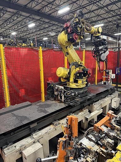 Used FANUC R-2000iB/165F WITH R30iB WITH 7TH AXIS SERVO SPOT WELD GUN AND 8TH AXIS 3 METER RTU